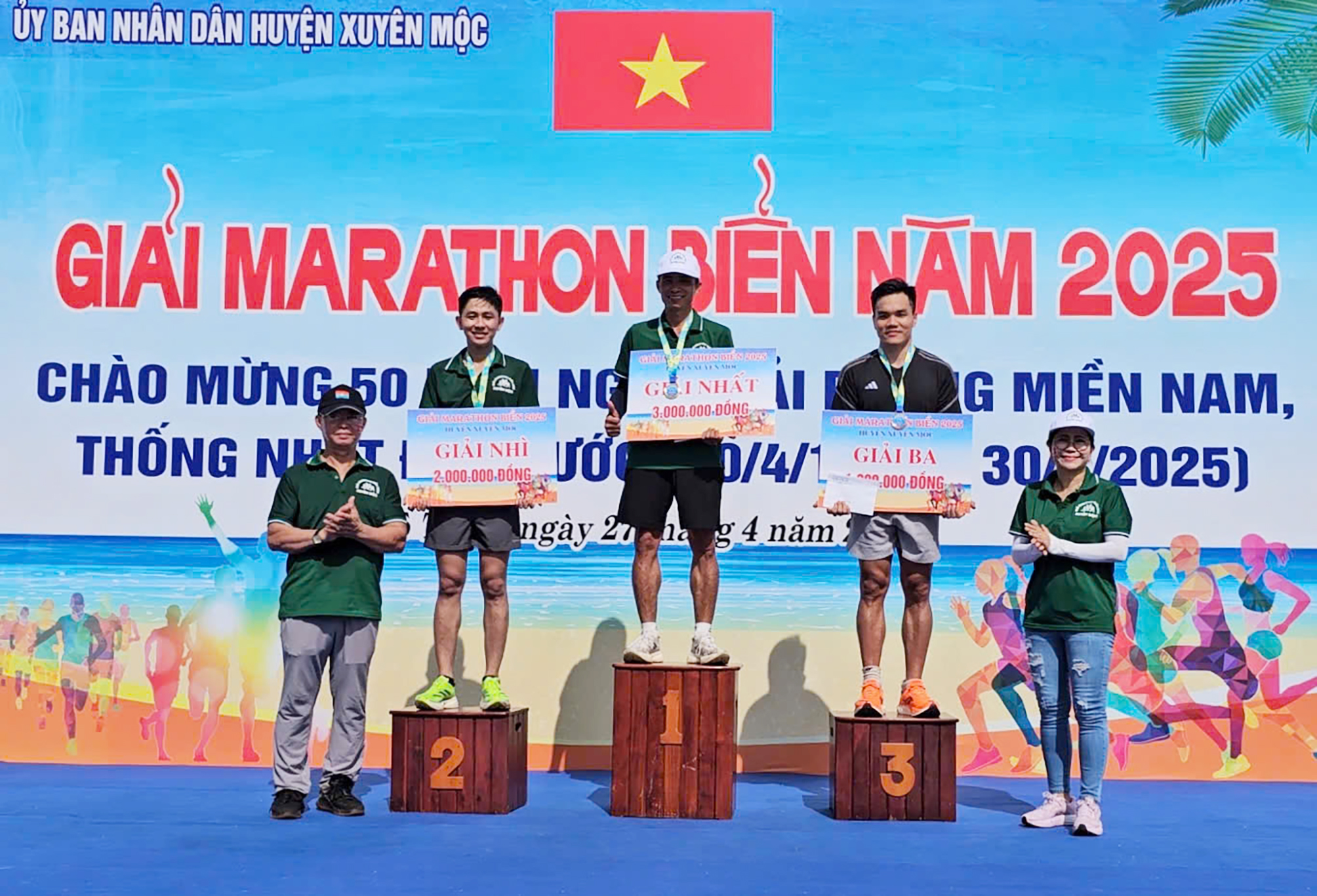 Ban tổ chức trao giải Nhất, Nhì, Ba cho các VĐV xuất sắc.