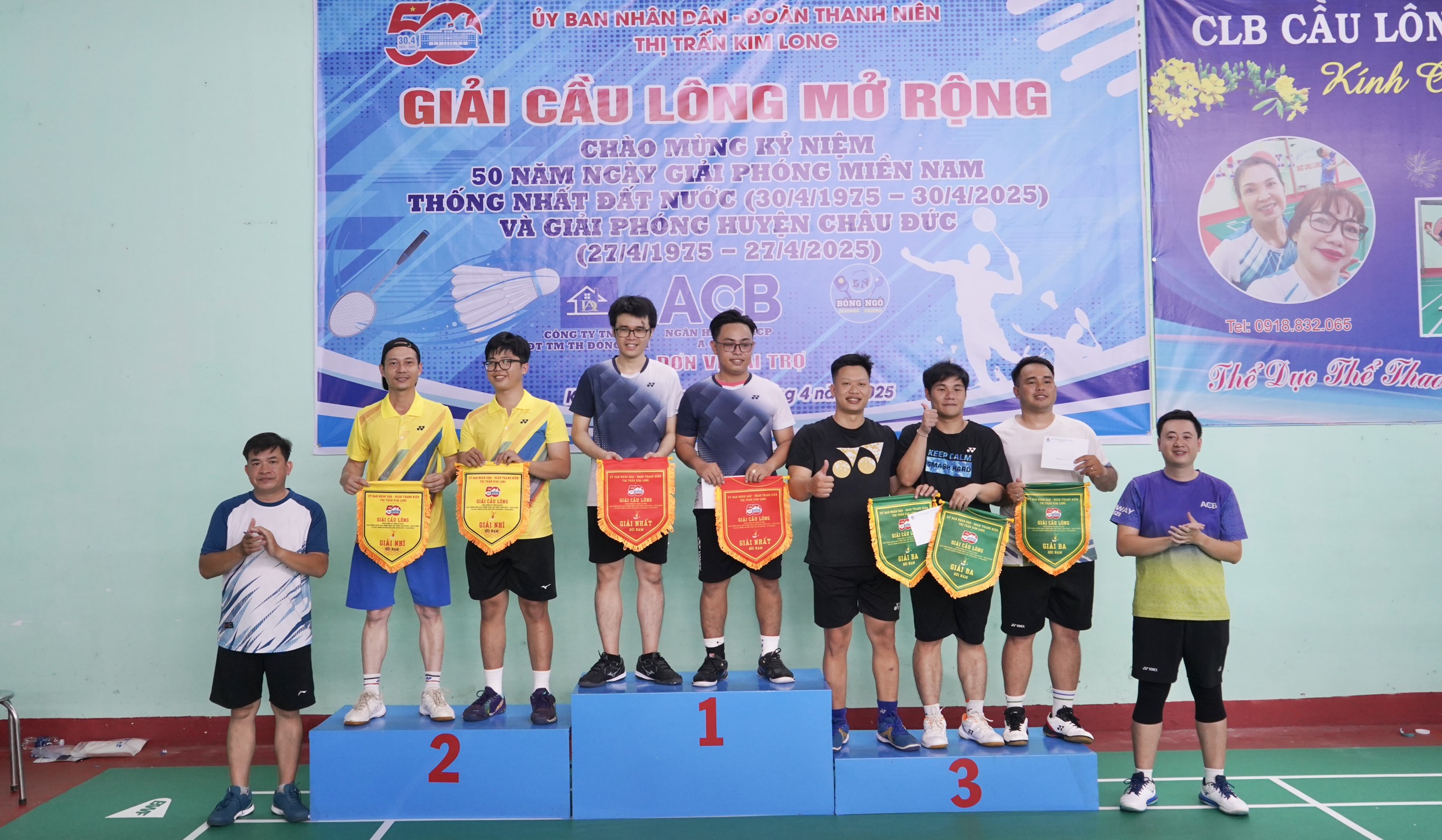 Ban tổ chức trao giải cho các VĐV đạt giải.