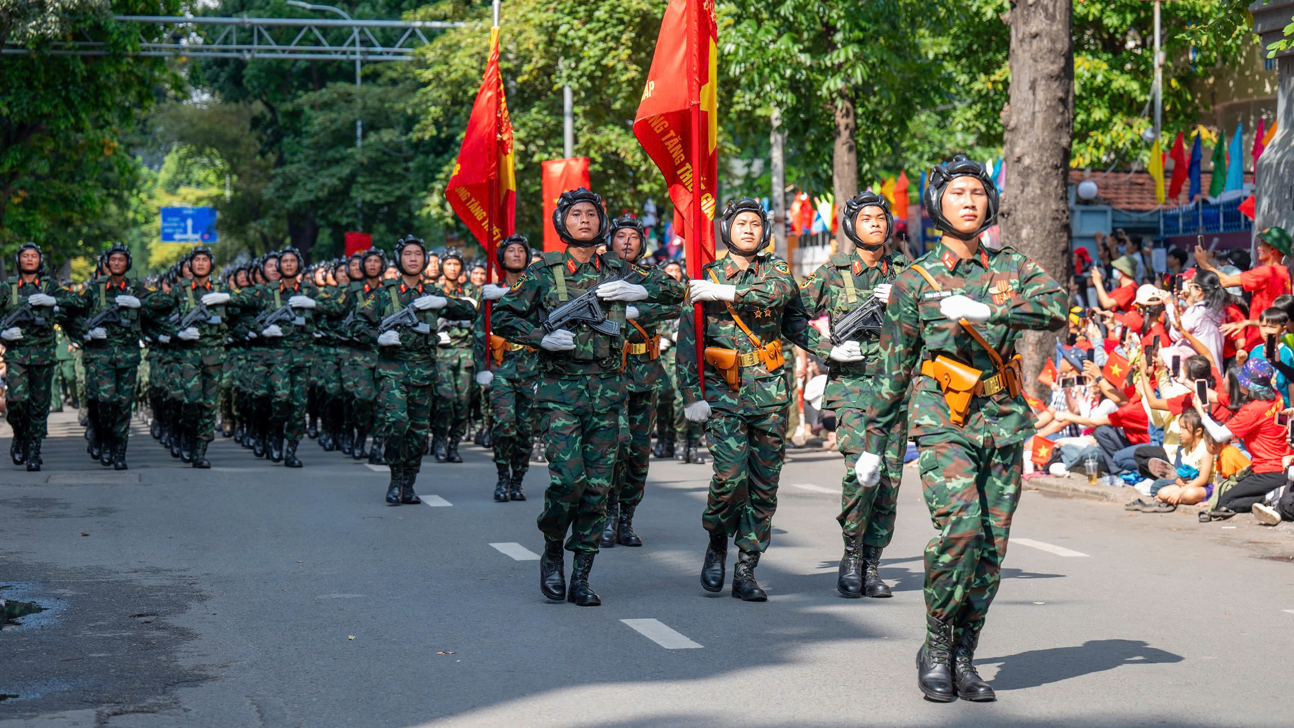 Khối chiến sĩ tăng - thiết giáp đại diện cho lực lượng vận hành xe tăng, xe bọc thép, thực hiện nhiệm vụ đột kích, đánh chiếm các mục tiêu chiến lược trên bộ. Các chiến sĩ mặc quân phục dã chiến, đội mũ chống đạn, đeo găng tay trắng và mang theo súng tiểu liên STV-215, loại súng hiện đại do Việt Nam sản xuất.