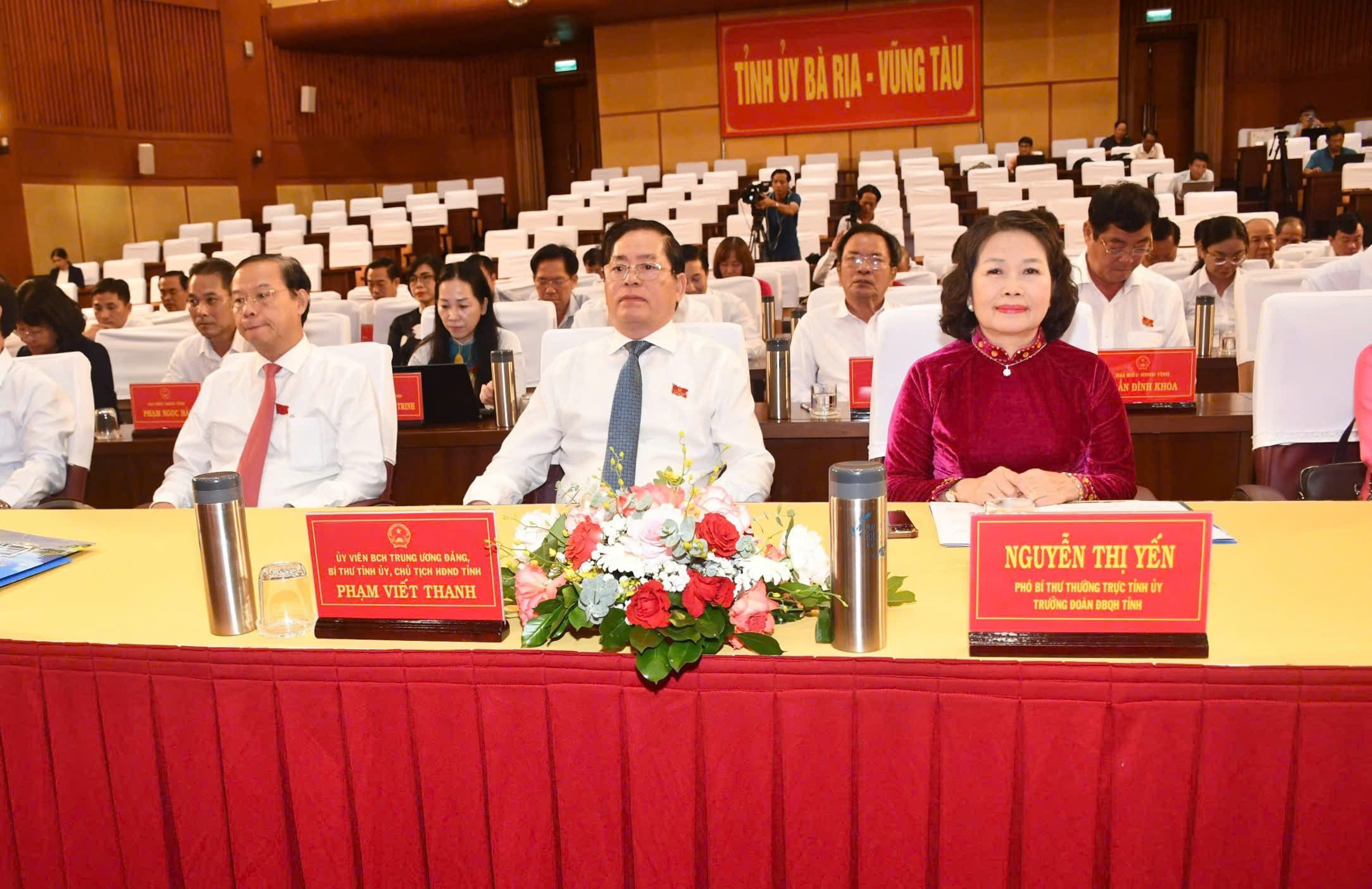 Các đại biểu tham dự kỳ họp.