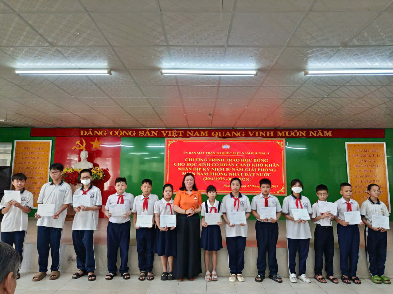 Bà Nguyễn Thị Minh, Chủ tịch UBMTTQ Việt Nam phường 1, TP.Vũng Tàu trao học bổng tới các em HS.