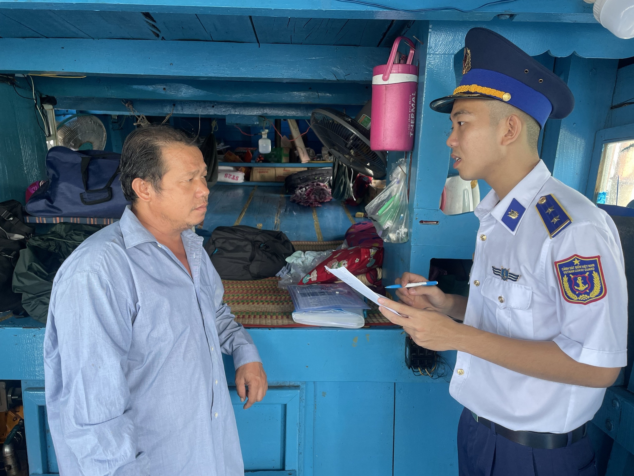 Làm việc với Thuyền trưởng tàu LA-99096-TS.