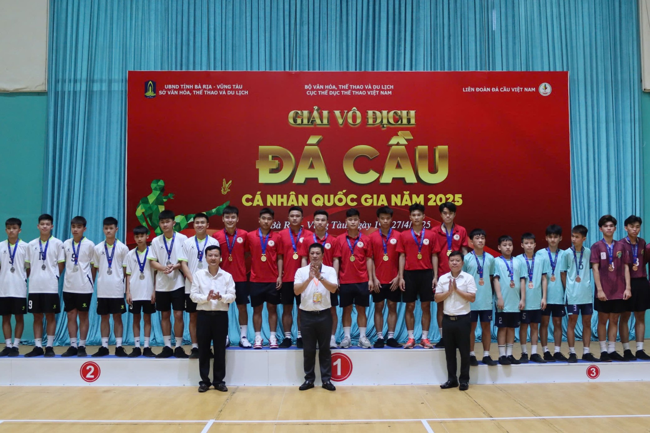 Ban tổ chức trao giải cho các đội đạt giải cao ở nội dung đội tuyển 4 nam.