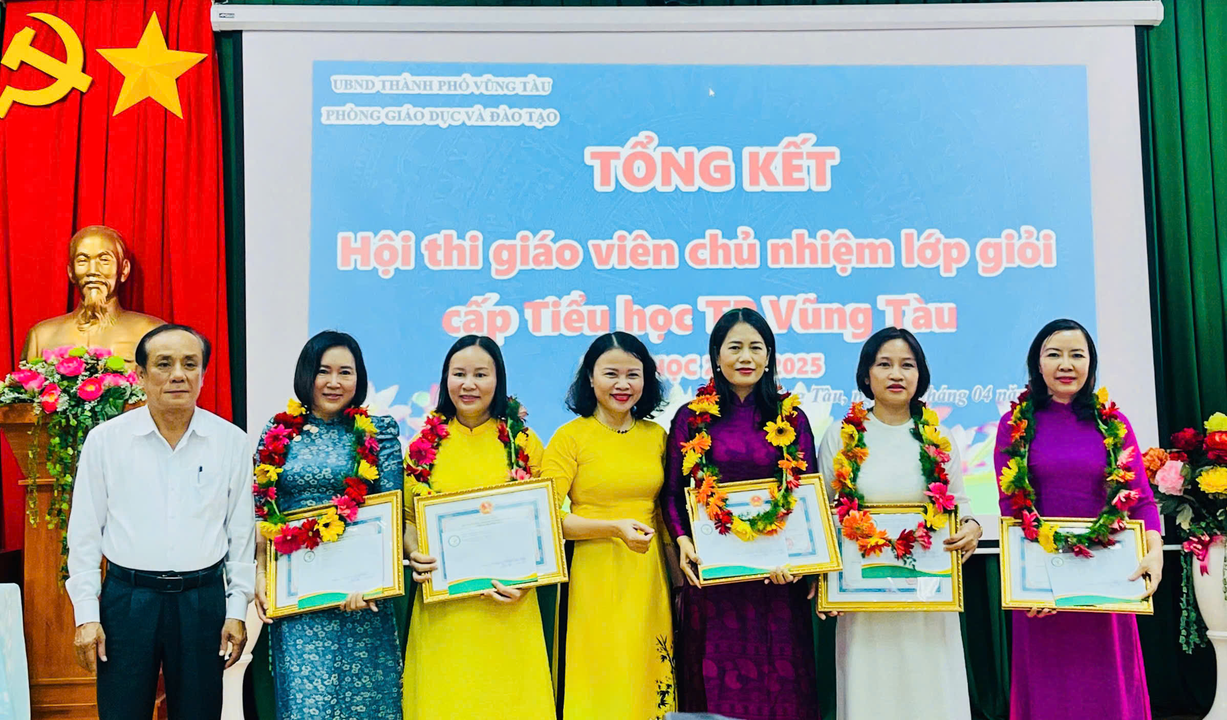 Ban Tổ chức khen thưởng các tập thể đạt thành tích xuất sắc tại hội thi.