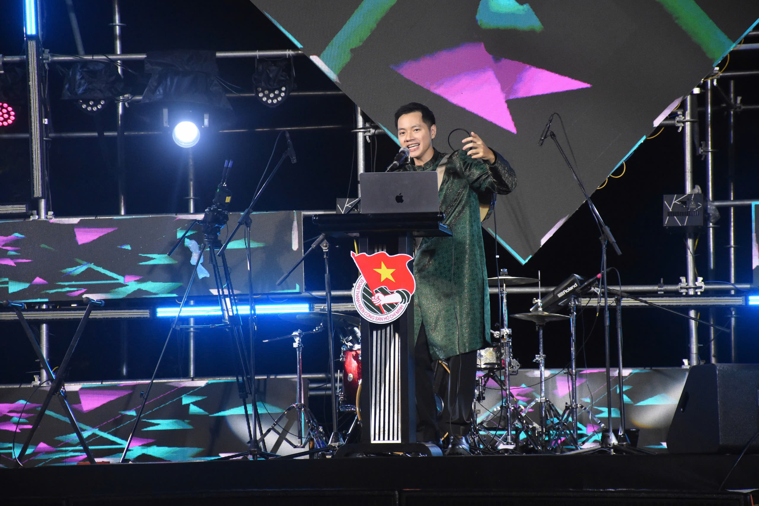 Quán quân chương trình Sing My Song, ca sĩ - nhạc sĩ Cao Bá Hưng tham gia trình diễn tại chương trình.