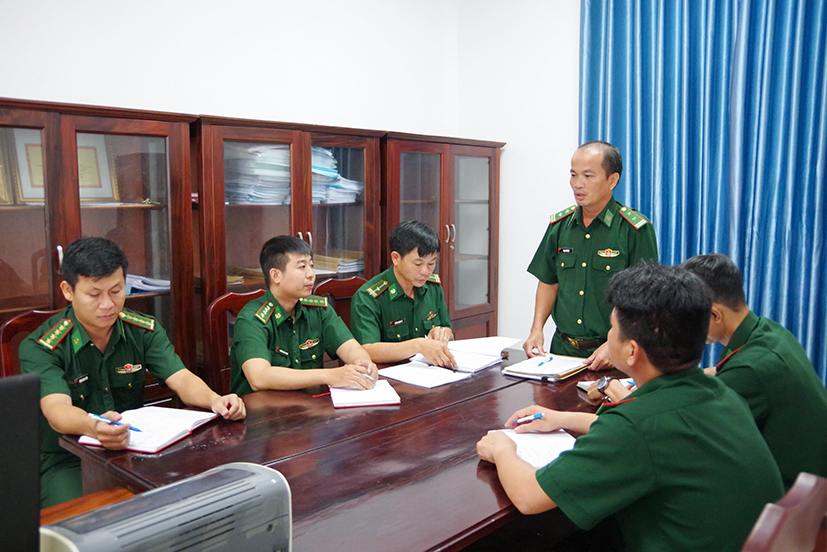 Trung tá Phạm Văn Hà triển khai phương án tác chiến cho Đội Đặc nhiệm.