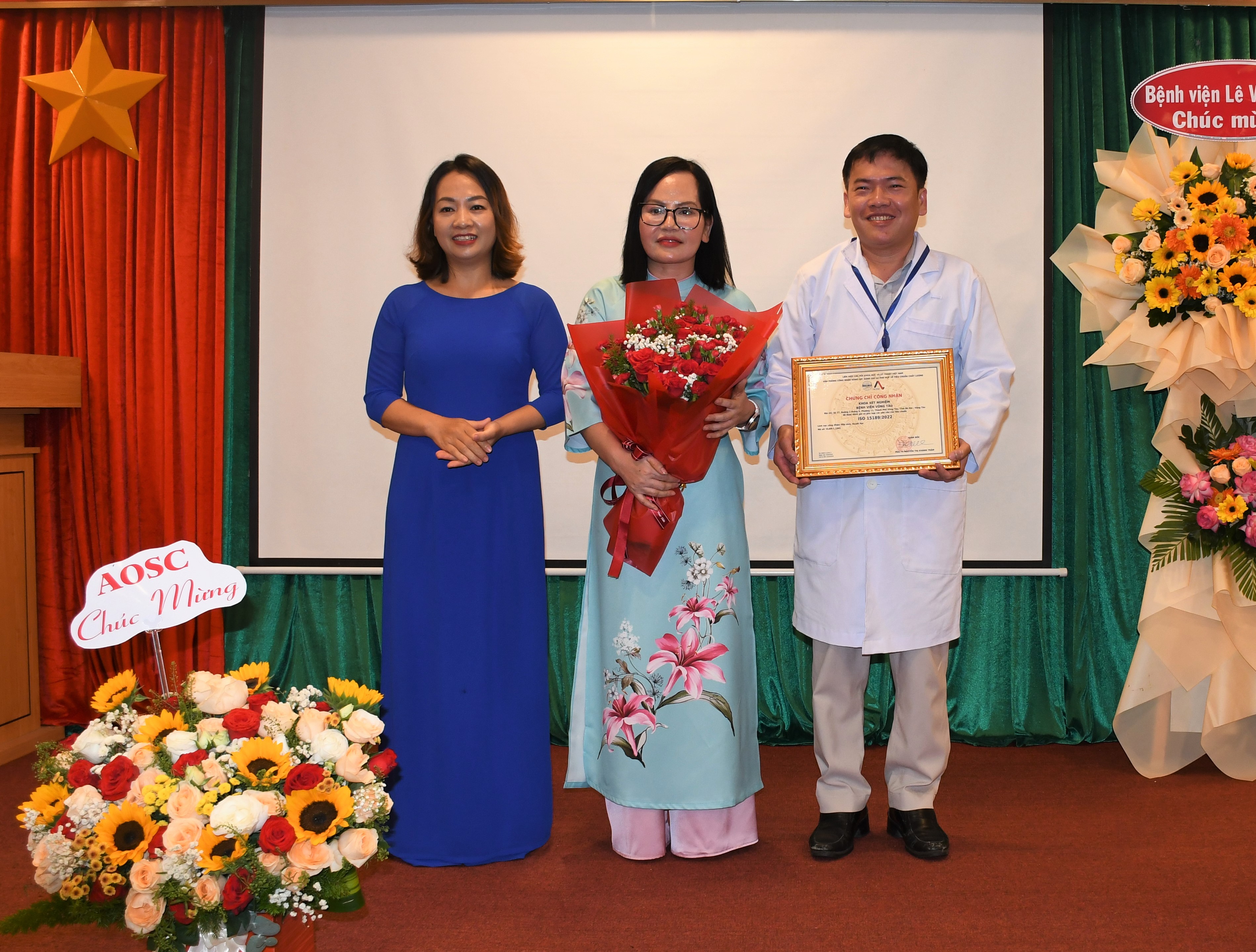 Đại diện Văn phòng Công nhận năng lực đánh giá sự phù hợp về tiêu chuẩn chất lượng (Liên hiệp các Hội Khoa học và Kỹ thuật Việt Nam) trao Quyết định công nhận Khoa Xét nghiệm (Bệnh viện Vũng Tàu) có năng lực xét nghiệm y tế đáp ứng các tiêu chuẩn ISO 15189:2022.