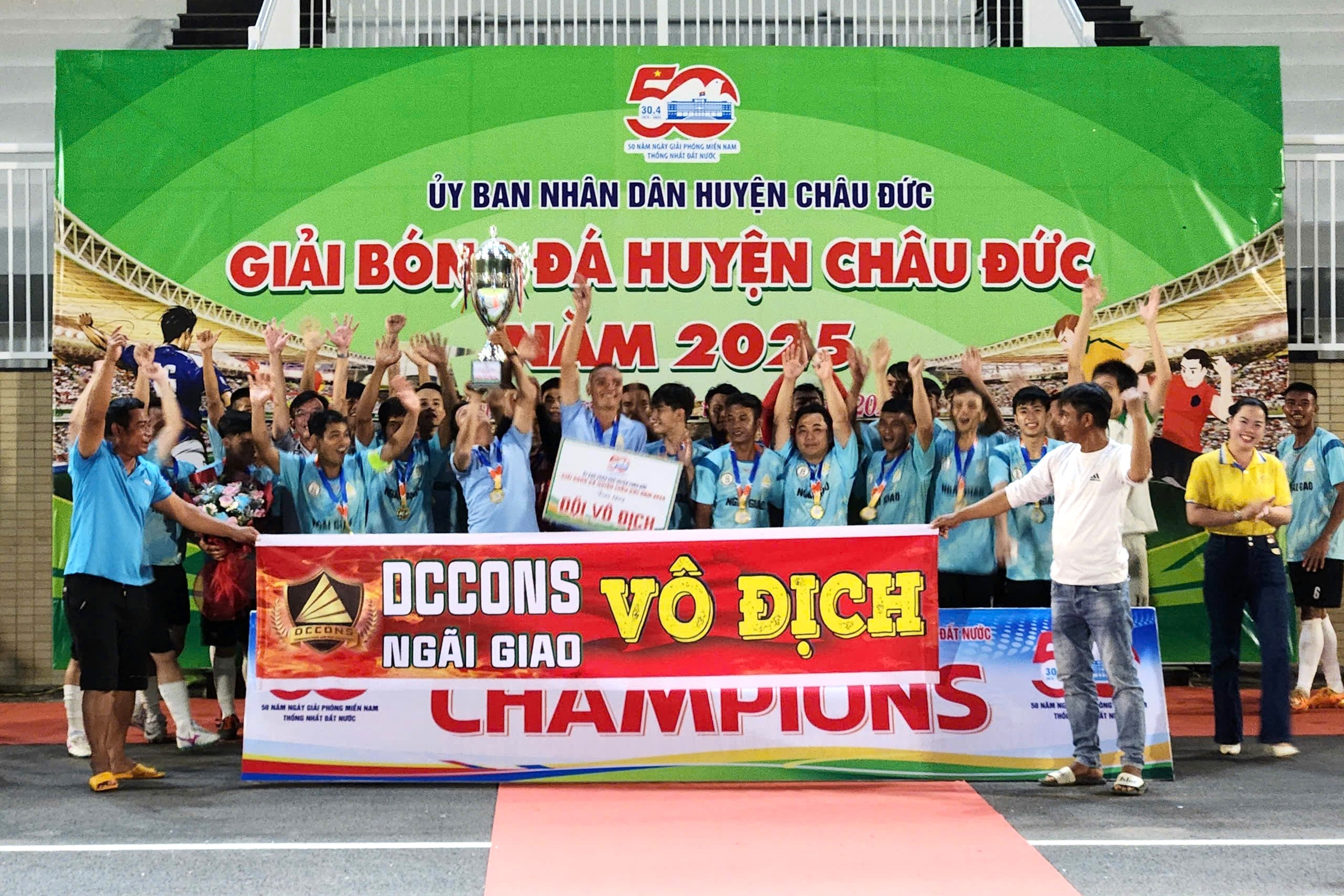 Đội bóng DCCONS Ngãi Giao xuất sắc lên ngôi vô địch Giải bóng đá huyện Châu Đức 2025.