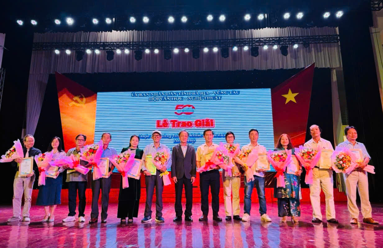 Ban tổ chức trao giải đến các tác giả.