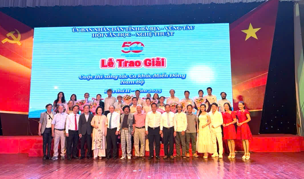 Ban tổ chức chụp ảnh lưu niệm với các tác giả đạt giải.