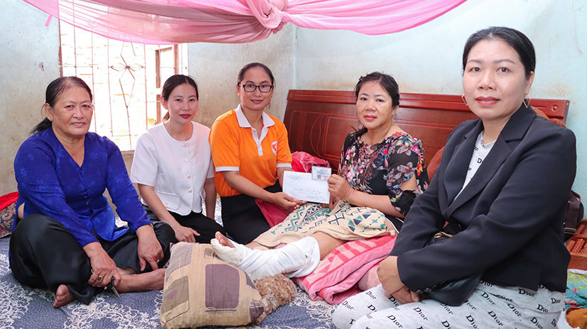 Bà Bùi Thị Kim Thuỷ (giữa), Chủ tịch Hội Liên hiệp Phụ nữ TT.Đất Đỏ (huyện Long Đất) thăm hỏi, tặng quà cho hội viên.