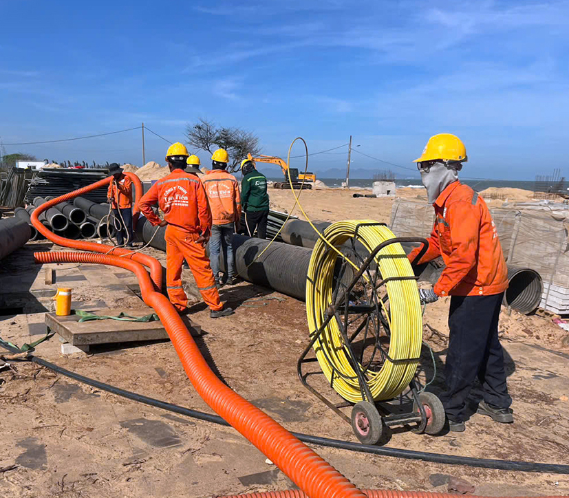 Nhân viên Điện lực Vũng Tàu thi công 3 Trạm biến áp cấp điện cho Bãi Sau để phục vụ người dân, du khách.