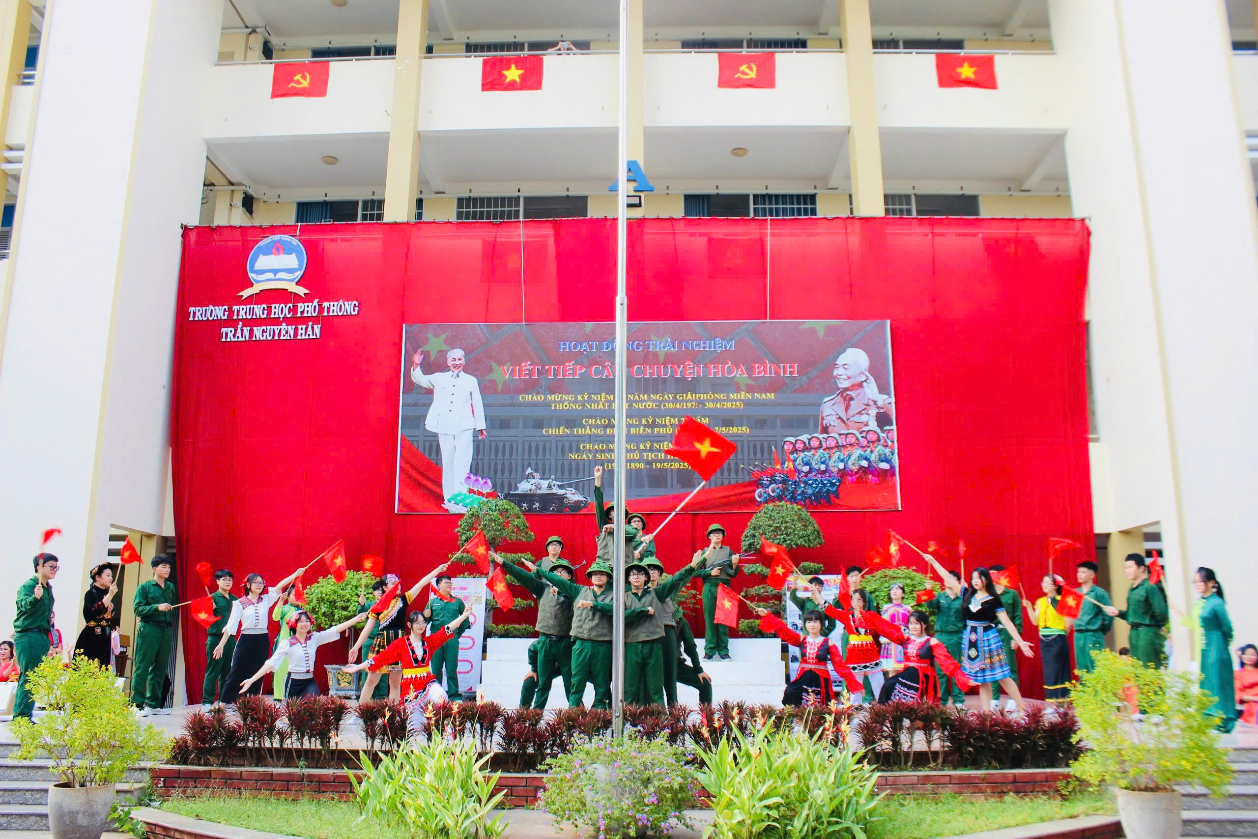 Tiết mục Hò kéo pháo, Giải phóng Tây bắc do các em học sinh Trường THPT Trần Nguyên Hãn biểu diễn.