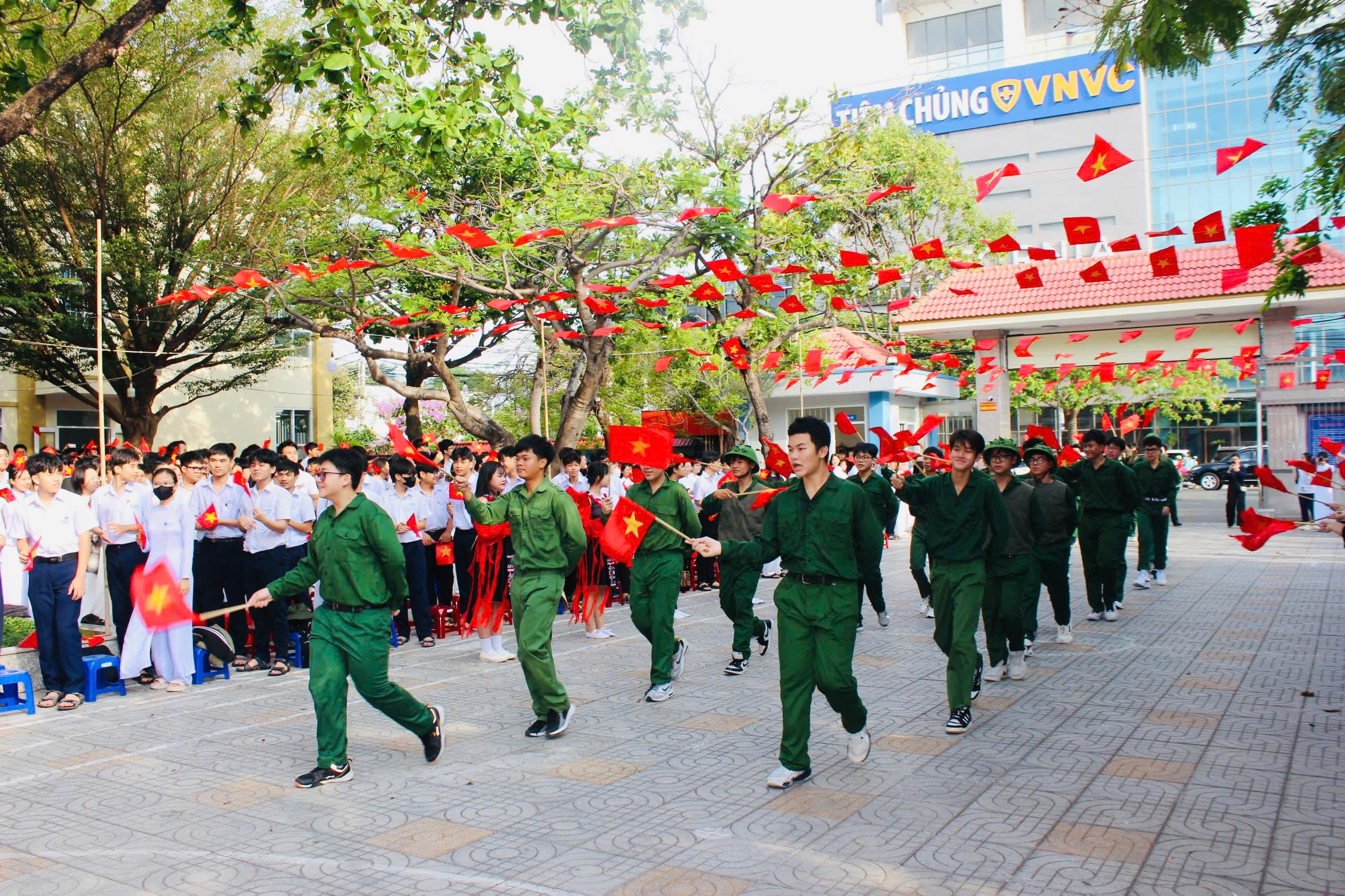 Chương trình tái hiện hình ảnh quân giải phóng tiến vào Sài Gòn .