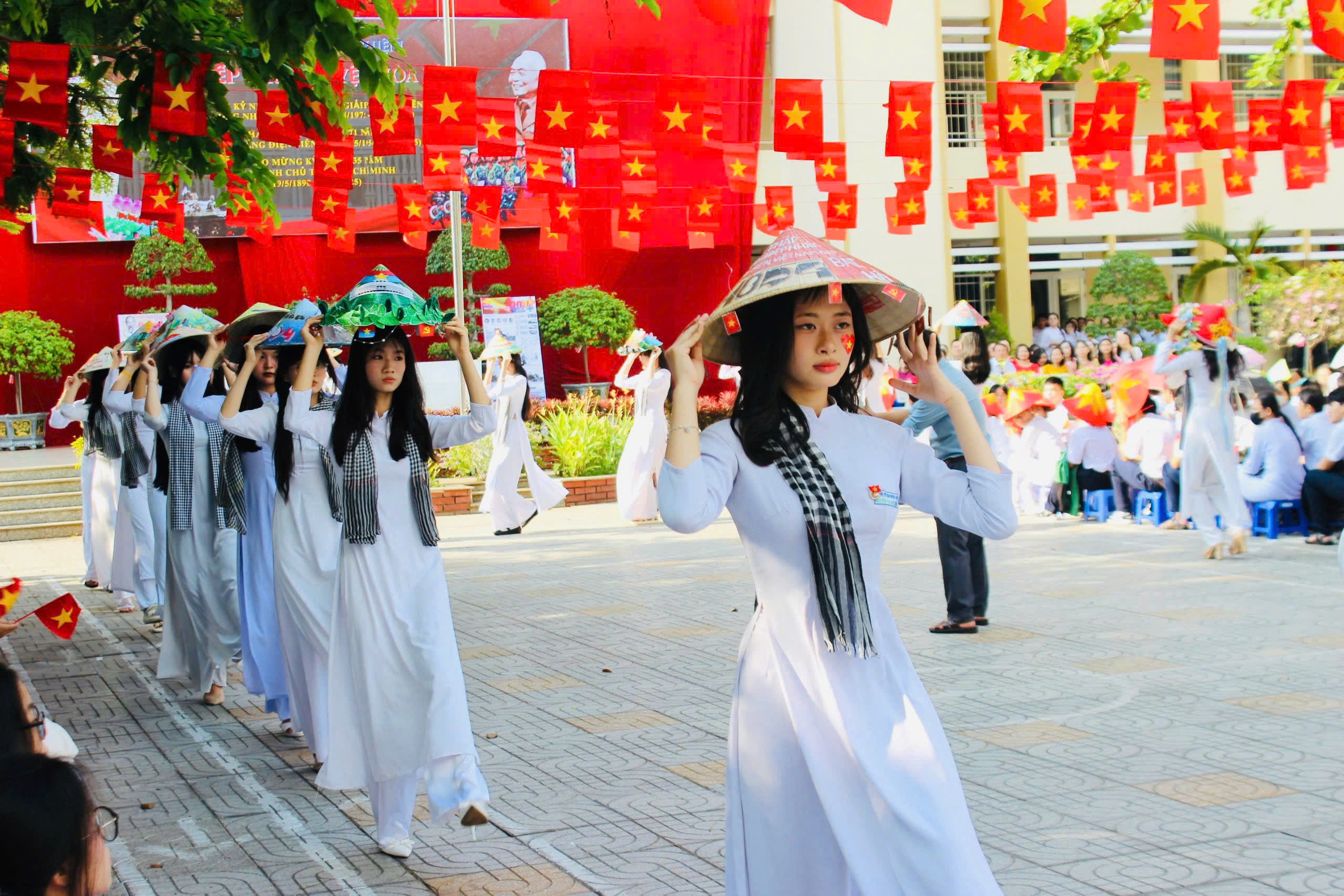 Tiết mục múa nón lá do học sinh Trường THPT Trần Nguyên Hãn biểu diễn.