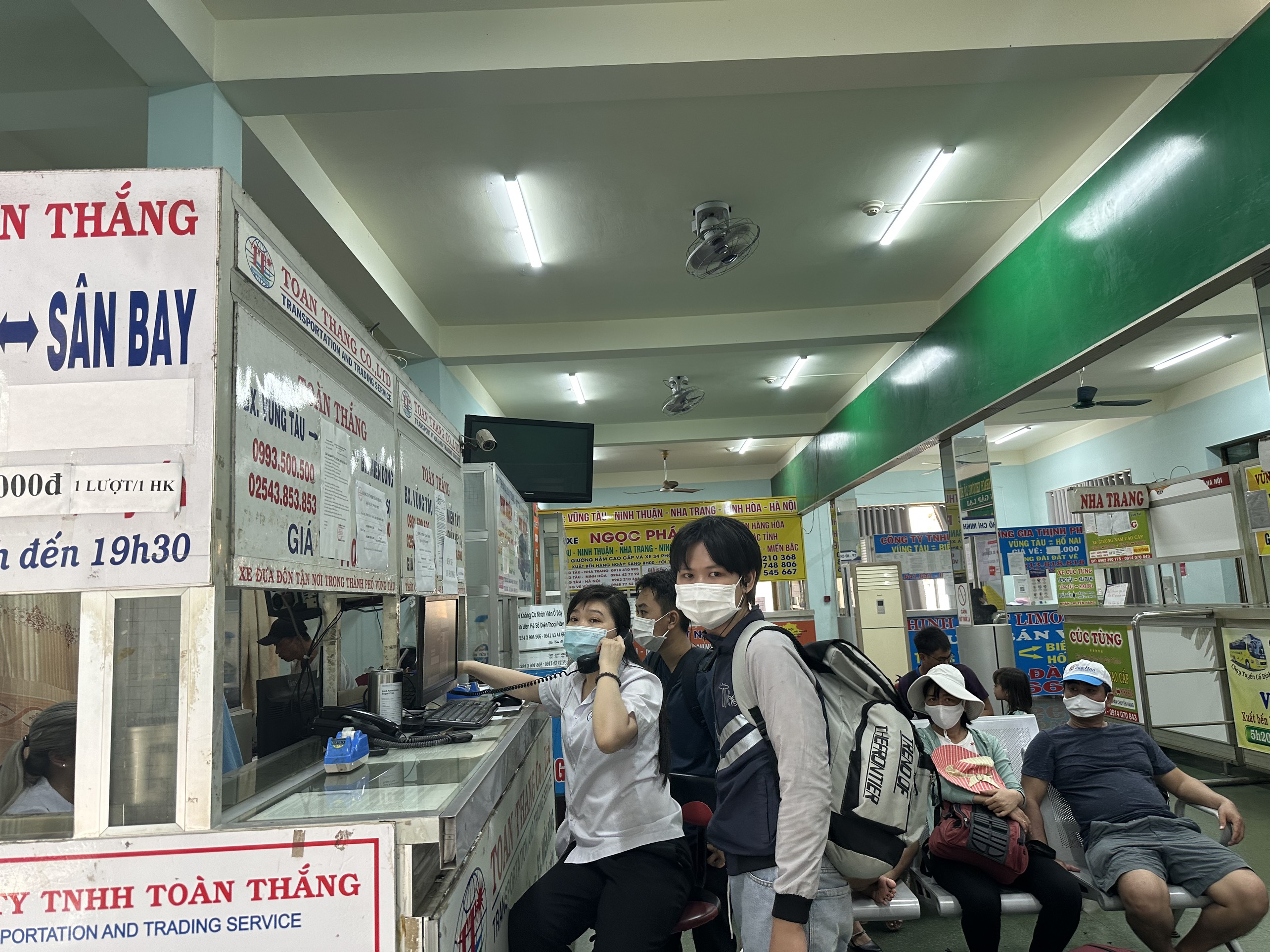 Hành khách mua vé tại bến xe khách Vũng Tàu.