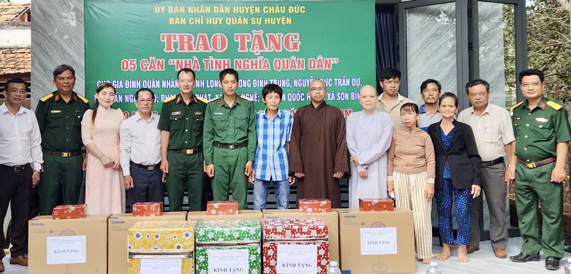 Ban CHQS huyện Châu Đức cùng chính quyền địa phương, nhà tài trợ trao tặng nhà tình nghĩa quân dân cho hộ khó khăn về nhà ở.