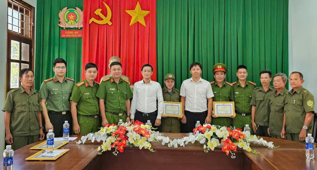 Lãnh đạo UBND TT.Phước Bửu (huyện Xuyên Mộc) khen thưởng cho các cá nhân và tập thể. 