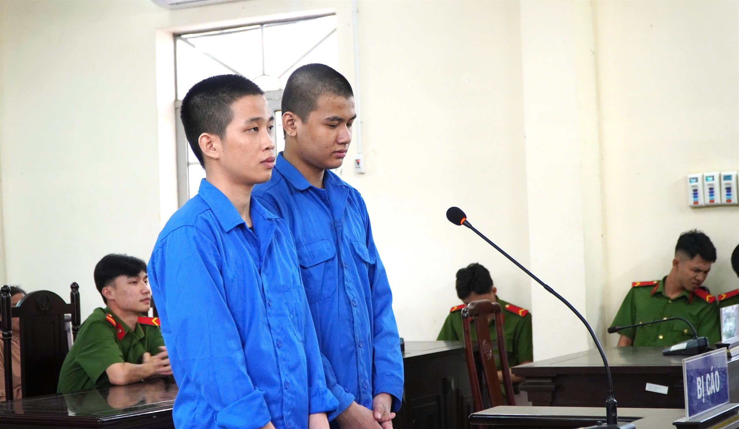 Hai bị cáo tại phiên xét xử.