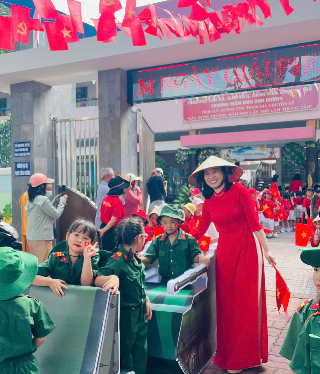 Cô trò Trường Mầm non Ánh Dương tham gia diễu hành tái hiện không khí ngày giải phóng.