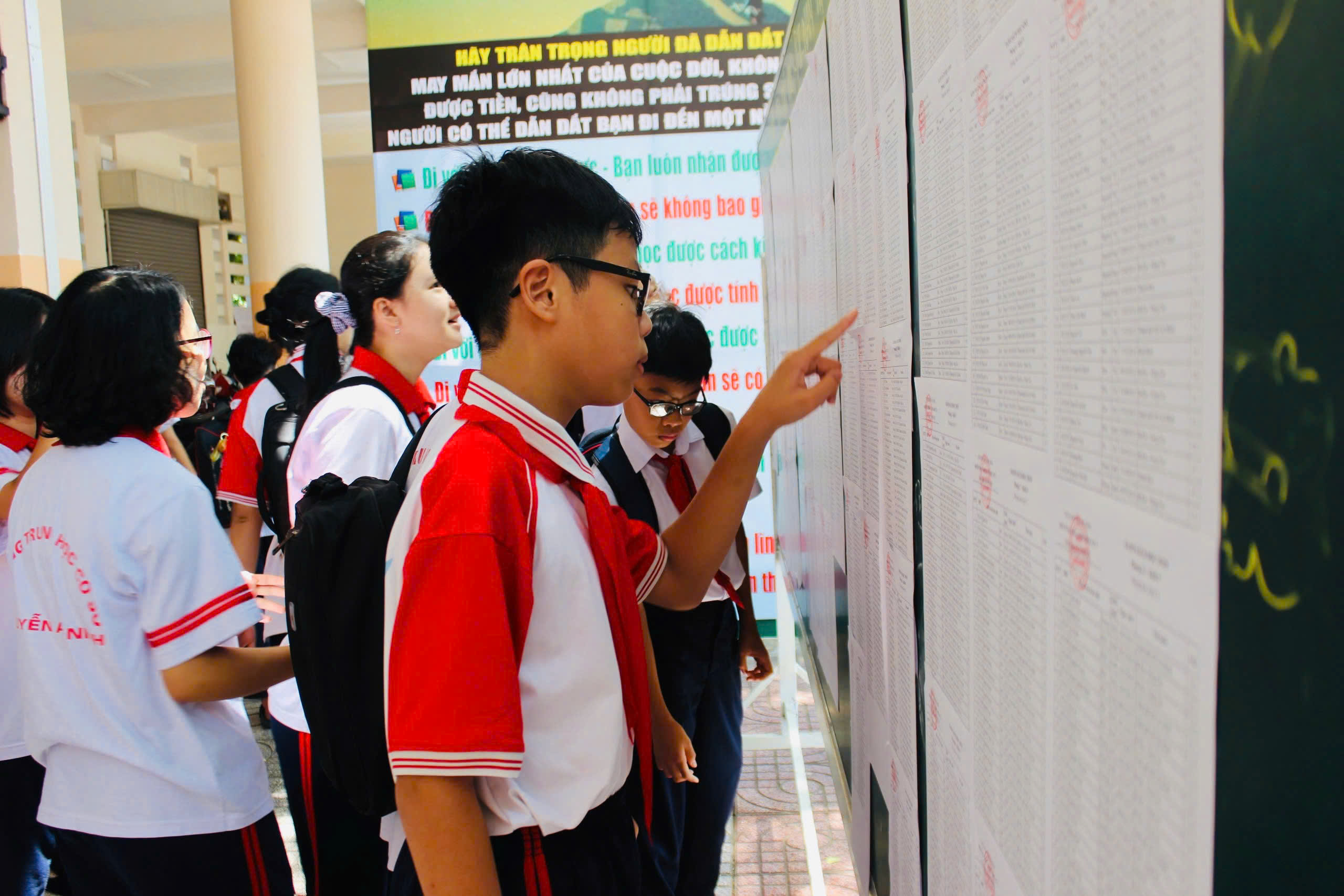 HS Trường THCS Nguyễn An Ninh xem danh sách phòng thi.