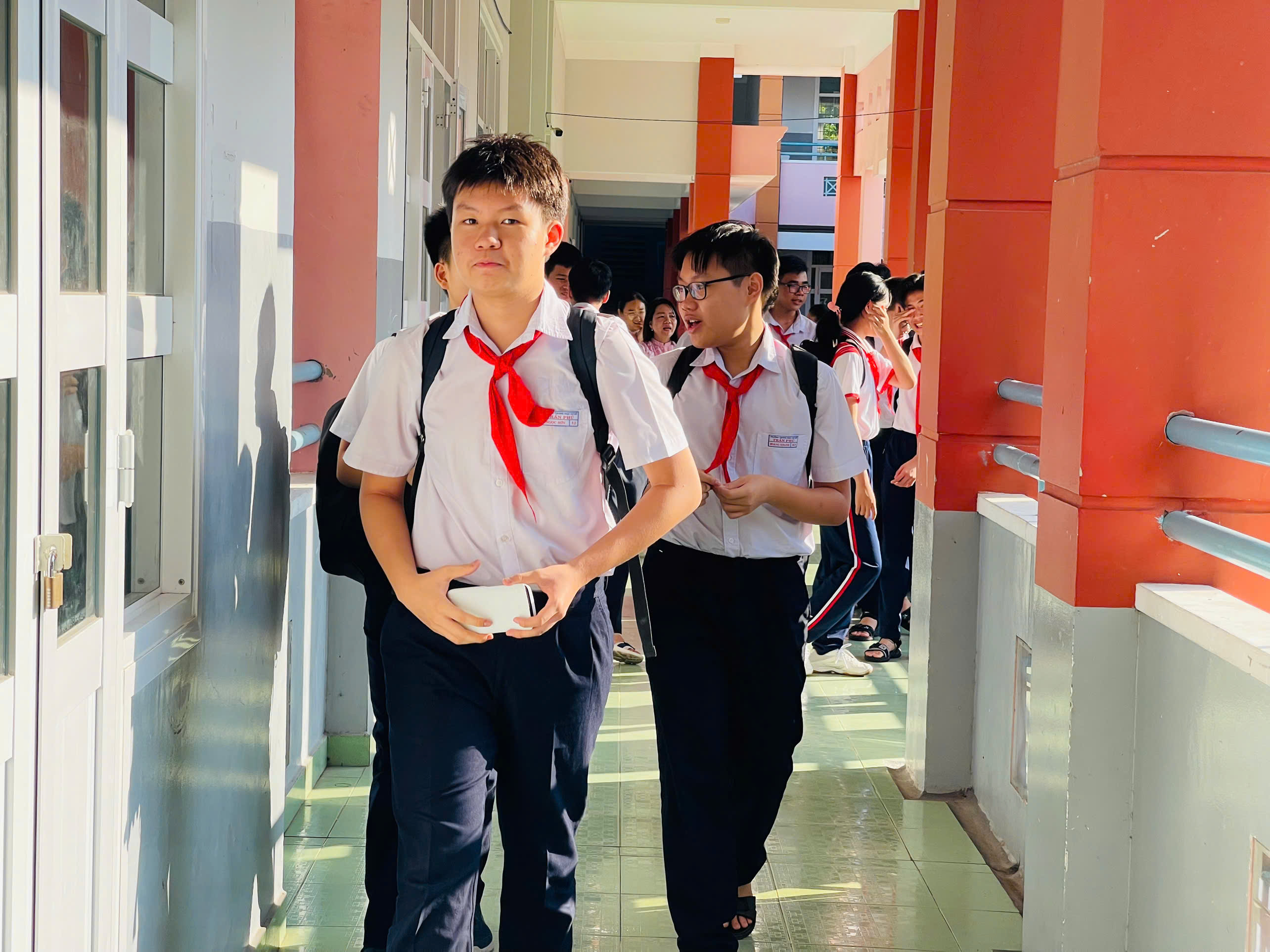 Thí sinh tại điểm thi THCS Trần Phú ra khỏi phòng thi với tâm trạng thoái mái.
