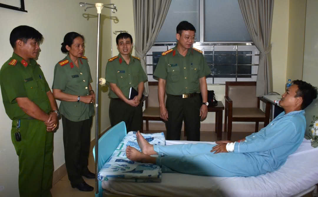 Lãnh đạo Công an tỉnh đến thăm, động viên Đại úy Lê Văn Tuấn. 