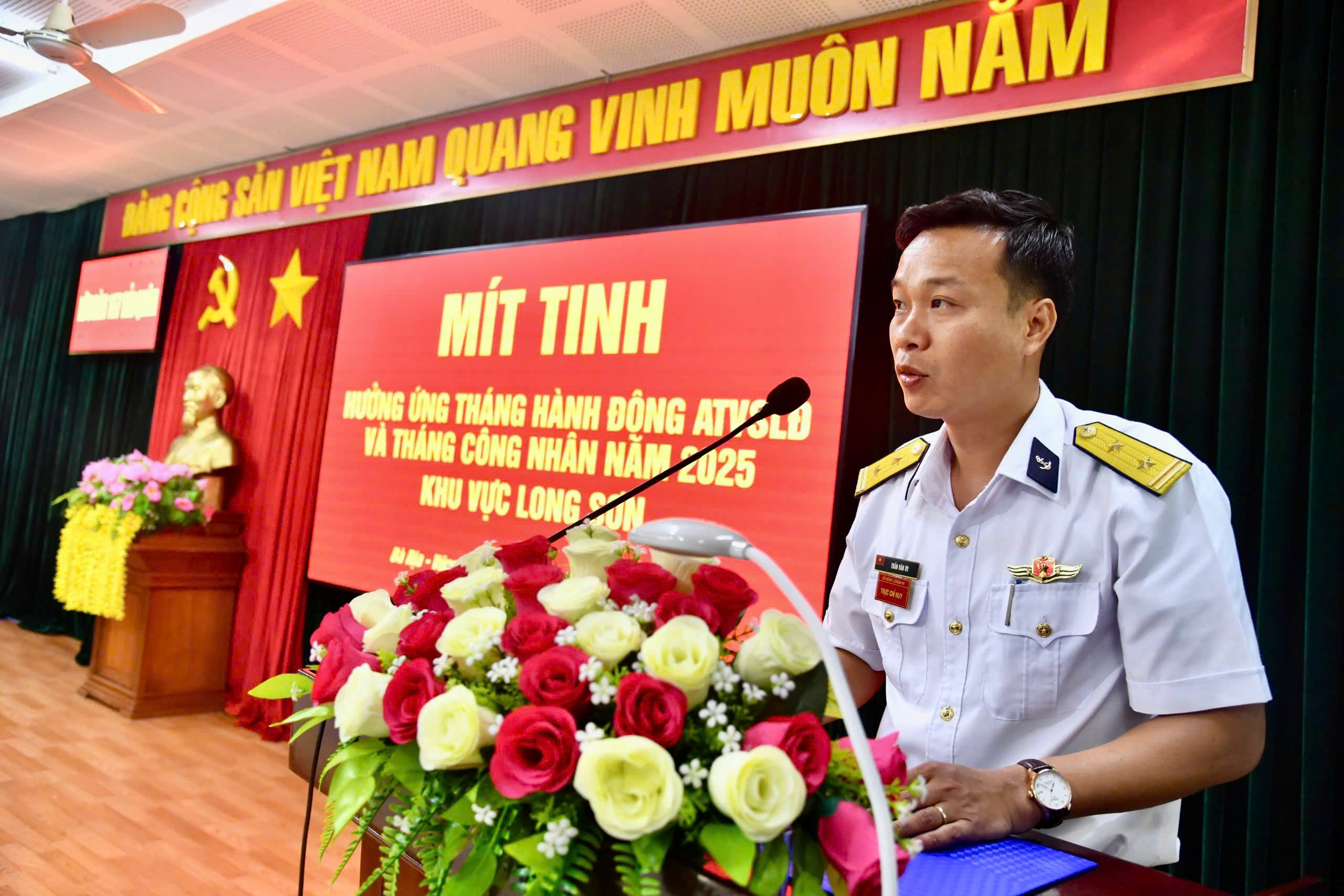 Trung tá Trần Văn Úy, Phó Lữ đoàn trưởng dự và phát biểu chỉ đạo tại buổi lễ.
