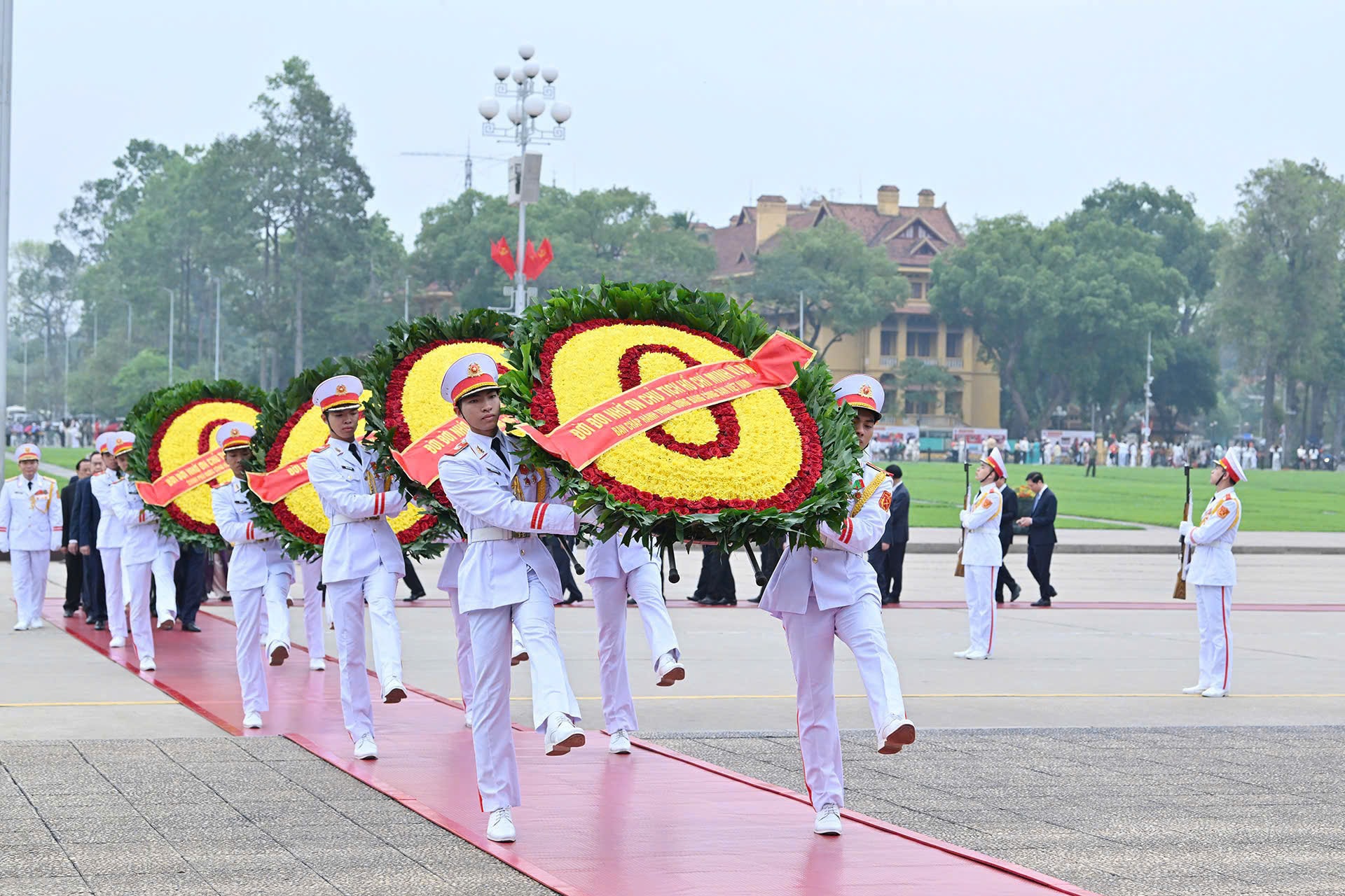 Vòng hoa của các đoàn mang dòng chữ 