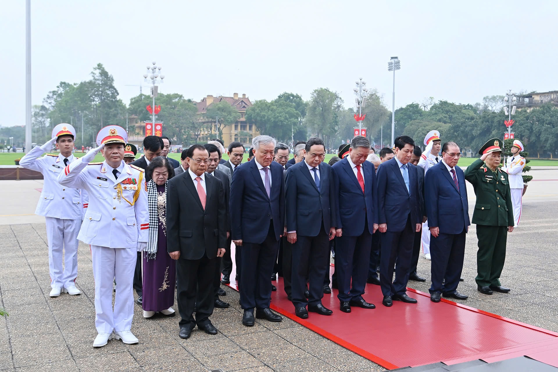 Lãnh đạo Đảng, Nhà nước mặc niệm tưởng nhớ Chủ tịch Hồ Chí Minh. 