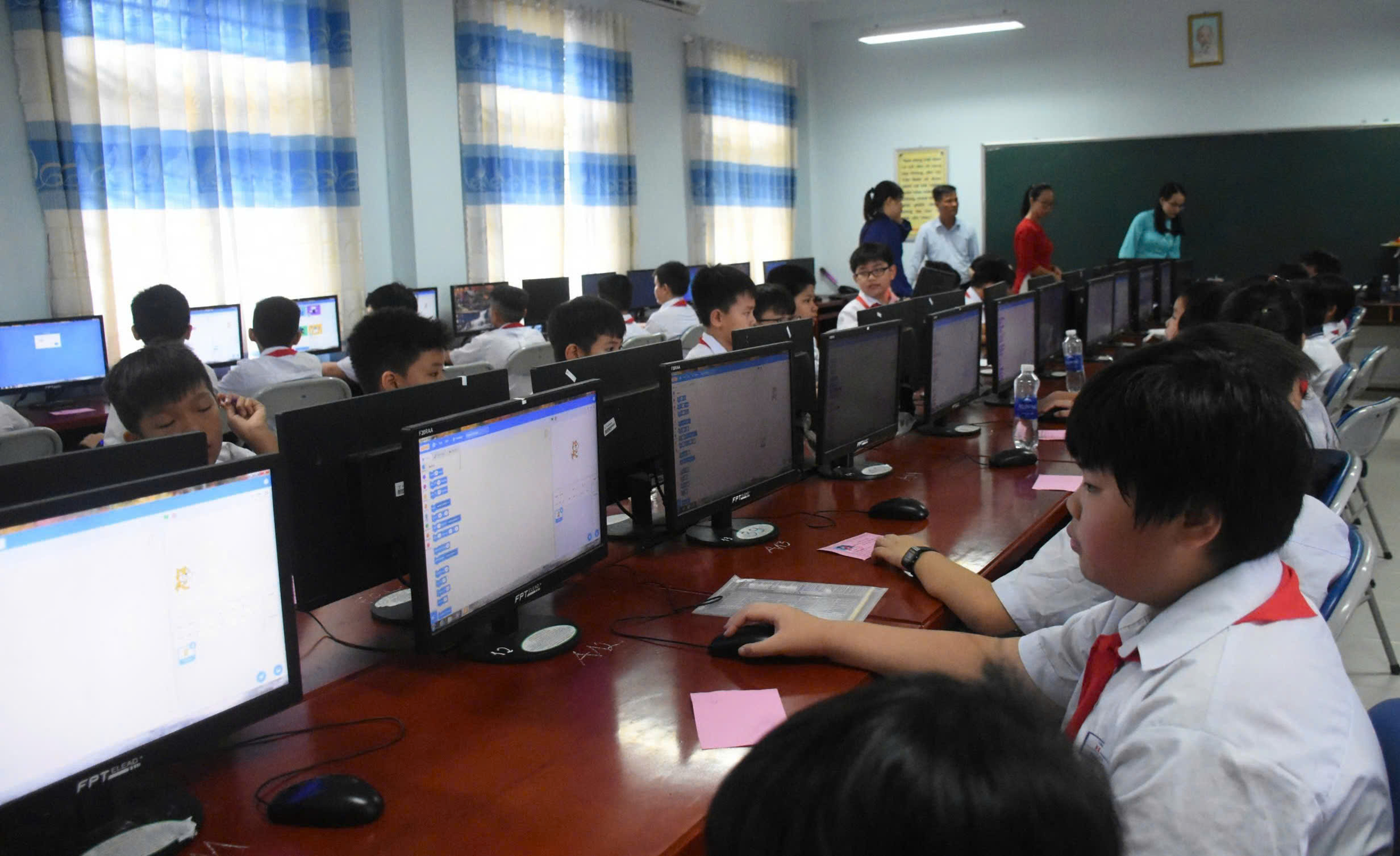 Thí sinh khối tiểu học sãn sàng máy tính bước vào 100 phút của hội thi.