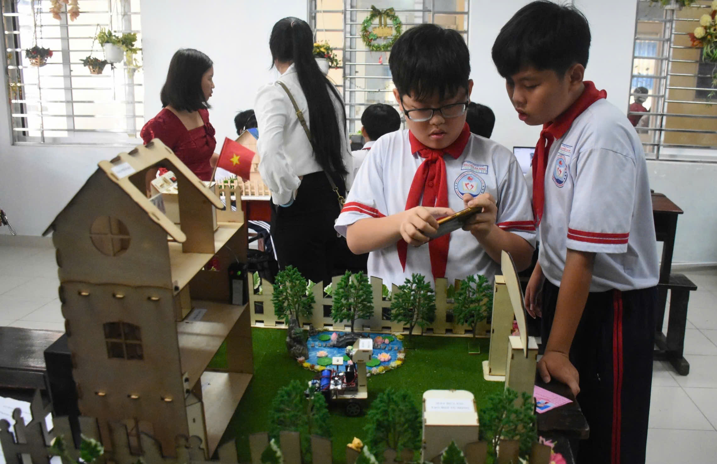 Thí sinh bảng D2 kiểm tra lại sản phẩm ứng dụng sáng tạo trước khi thuyết trình trực tiếp trước Ban giám khảo.