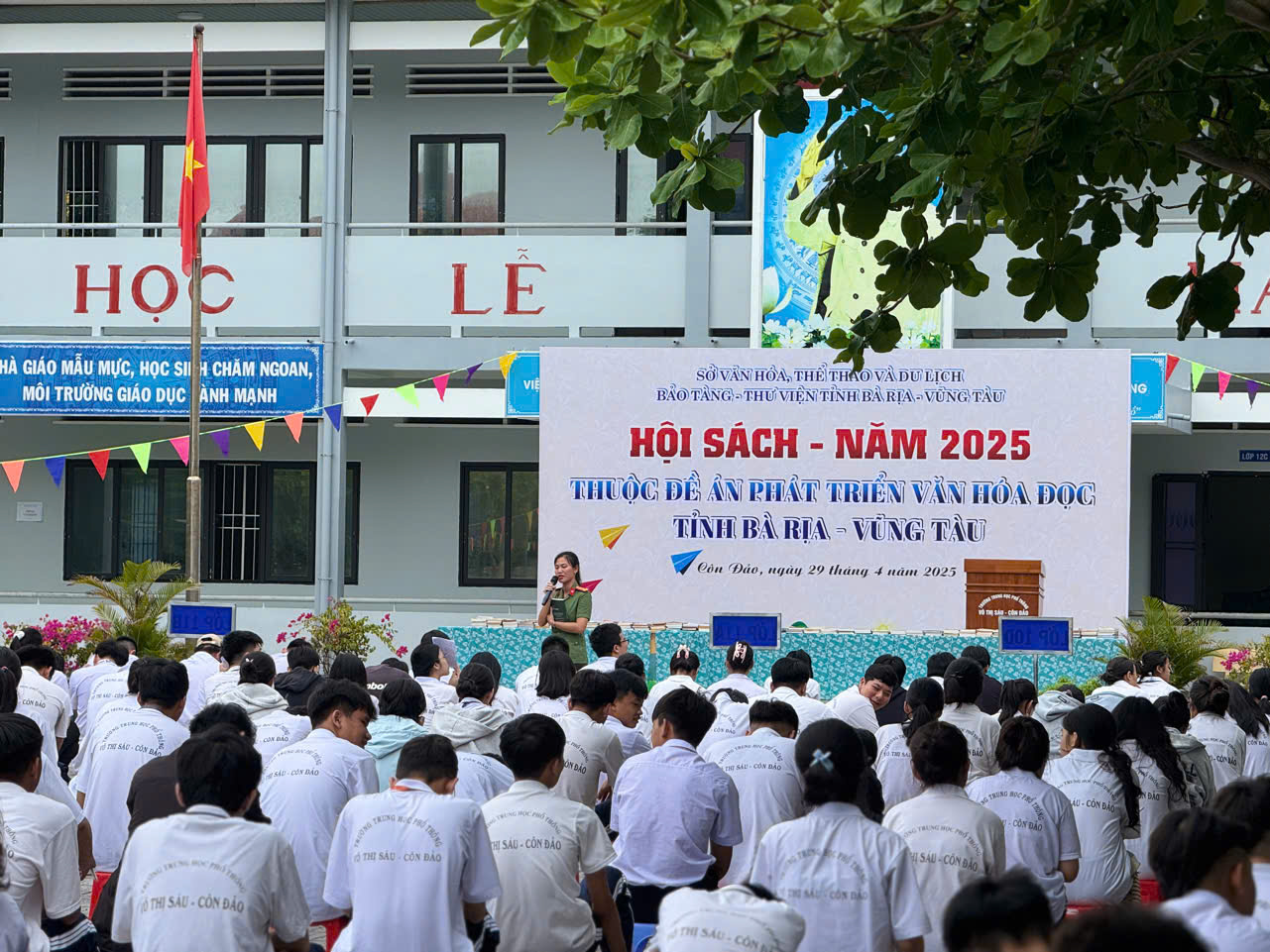 Báo cáo viên đến từ Phòng An ninh Kinh tế Công an tỉnh chia sẻ các nội dung chủ đề Viết tiếp câu chuyện hòa bình cho thiếu nhi huyện Côn Đảo.