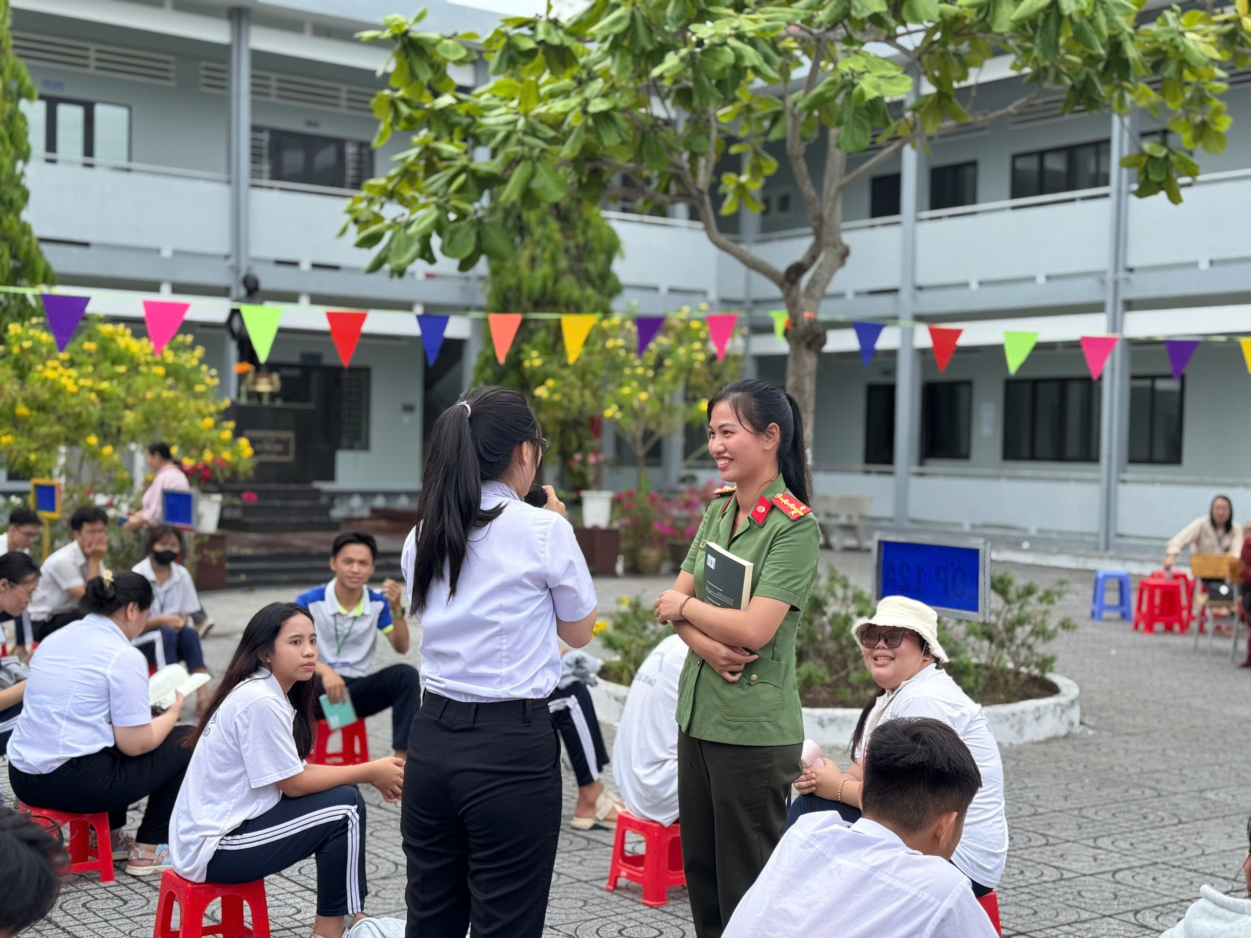 Thiếu nhi tham gia tương tác trả lời câu hỏi về nhân vật lịch sử và nhận quà tặng tại chương trình.