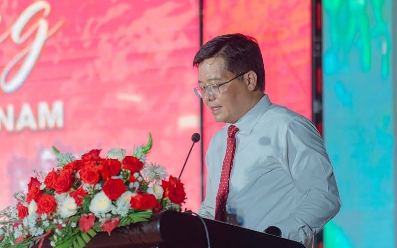 Ông Nguyễn Tấn Cường, Chủ tịch UBND TP.Phú Mỹ đọc diễn văn ôn lại truyền thống 50 năm Ngày giải phóng miền Nam, thống nhất đất nước.