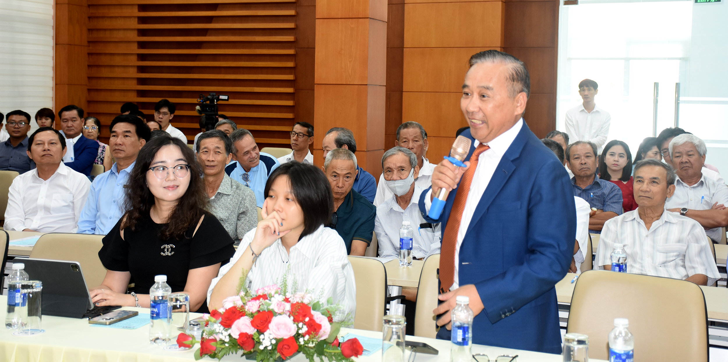 Cổ đông phát biểu tại đại hội