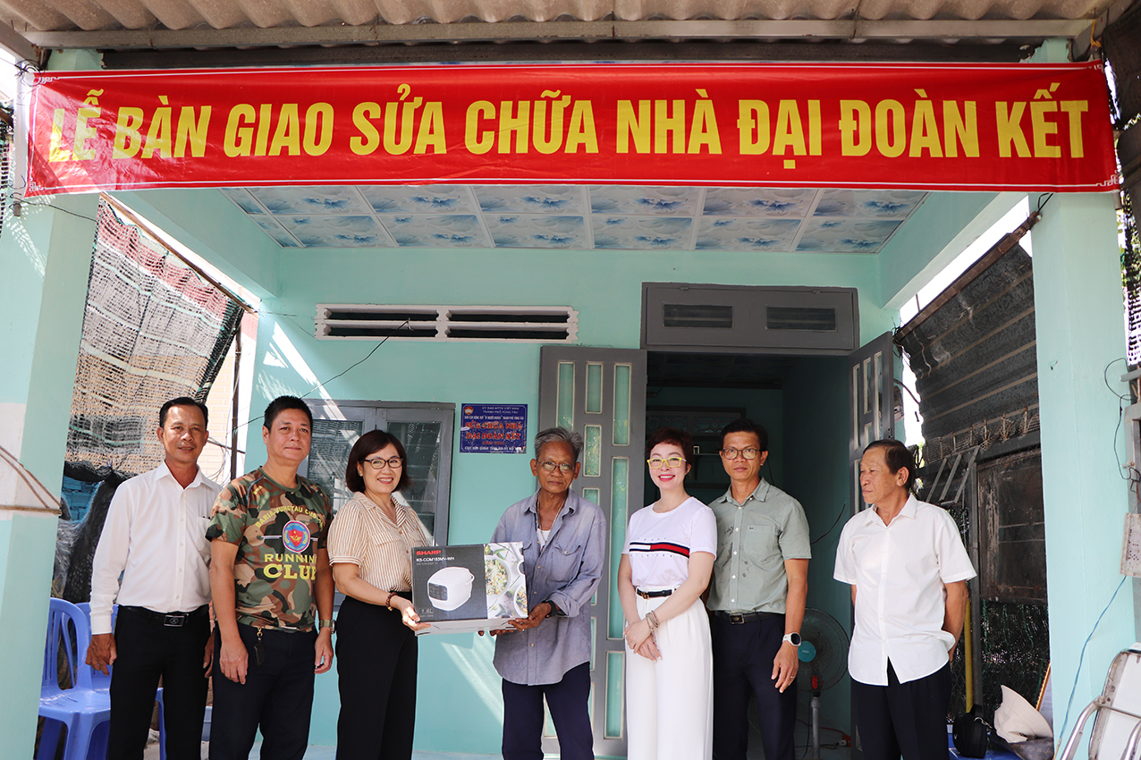 Đại diện UBMTTQ Việt Nam TP.Vũng Tàu, xã Long Sơn và nhà tài trợ trao quà tới gia đình ông Lâm Duy.