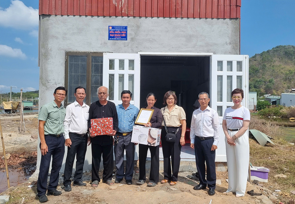 Đại diện MTTQ TP.Vũng Tàu và xã Long Sơn trao Quyết định bàn giao nhà, tặng quà tới bà Trần Thị Thúy An.