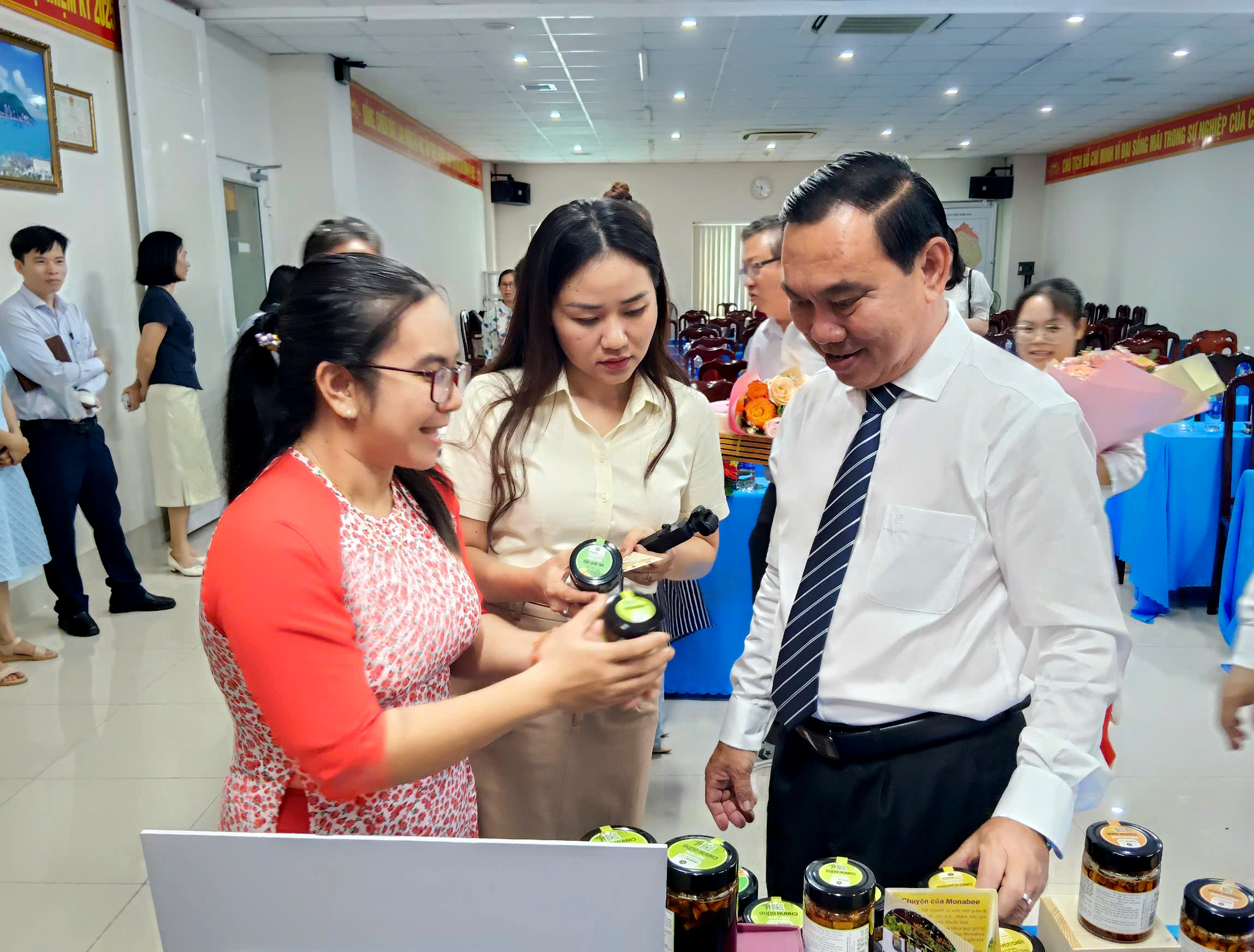 Ông Nguyễn Văn Đa, Giám đốc Sở Nông nghiệp - Môi trường tham quan các khu trưng bày các sản phẩm OCOP 4 sao.