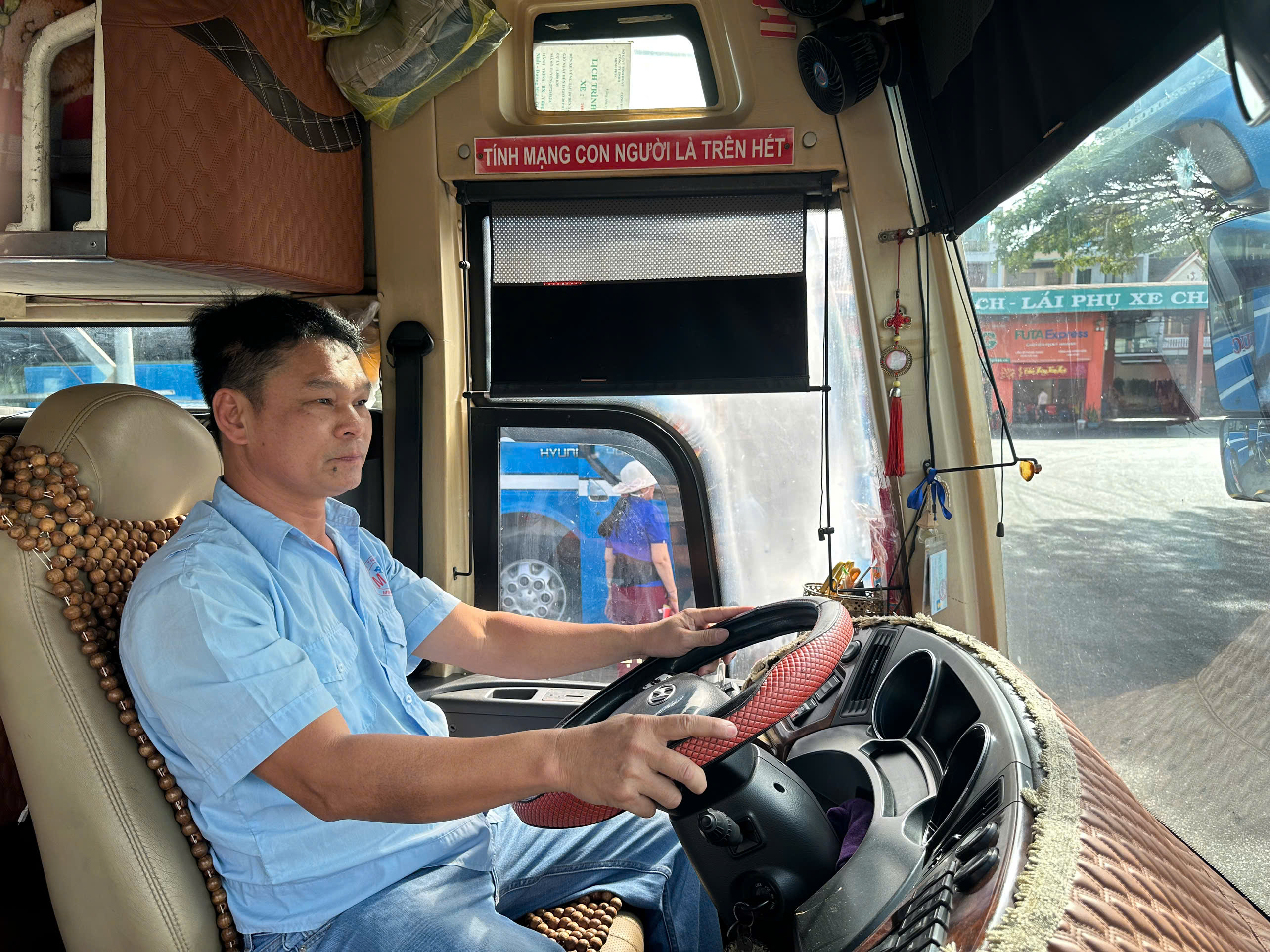 Đội ngũ tài xế được tập huấn kỹ năng lái xe an toàn, tuyệt đối tuân thủ quy định tốc độ và nghiêm cấm sử dụng rượu bia khi điều khiển phương tiện.