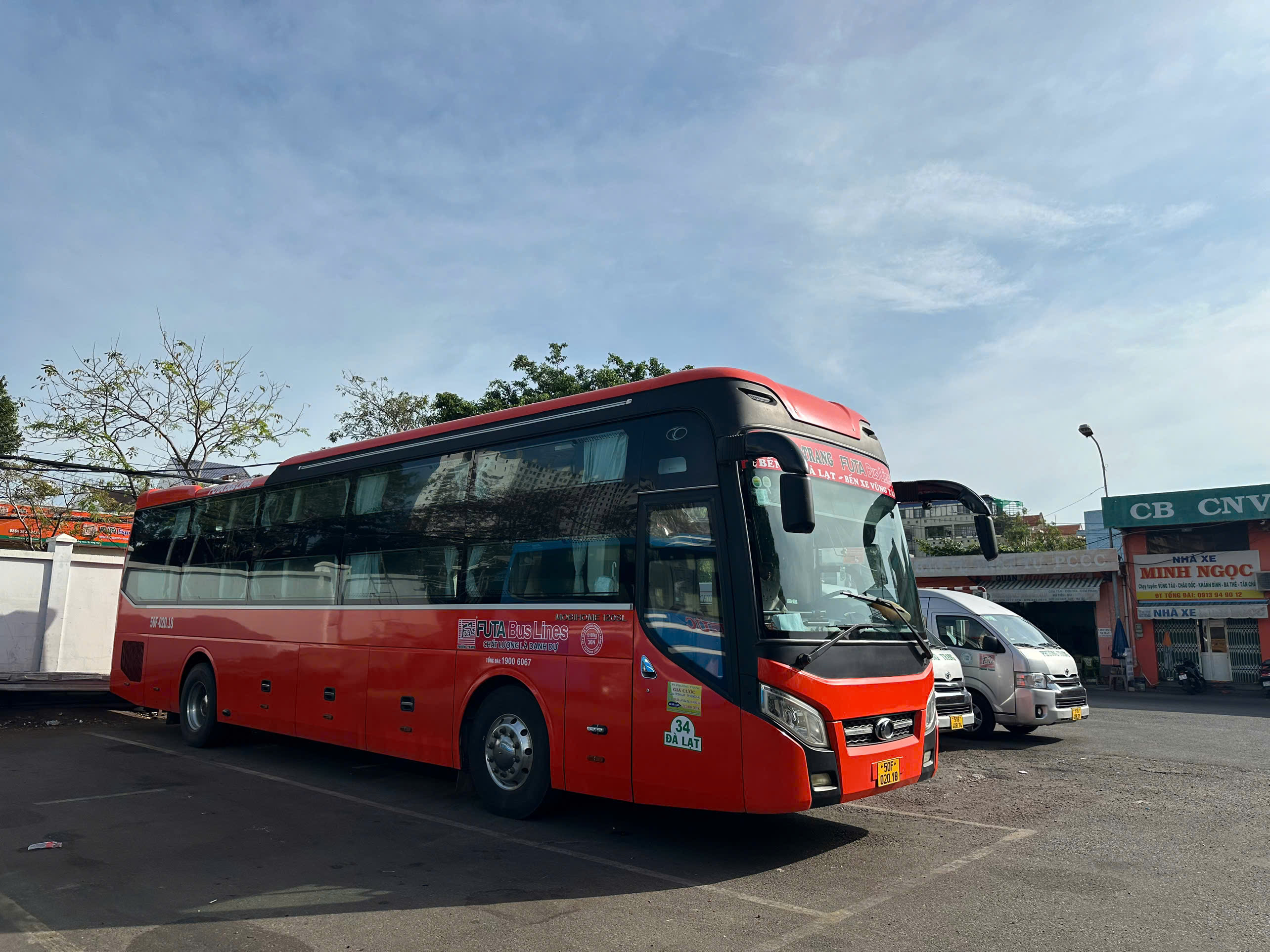  Các DN vận tải chủ động tăng chuyến đáp ứng nhu cầu phục vụ khách dịp lễ. Trong ảnh: Bãi đậu xe của Xe khách Toàn Thắng