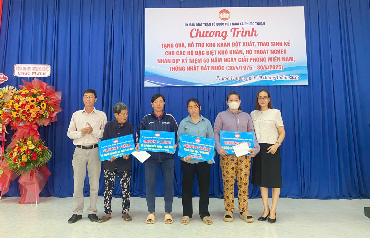 Bà Trần Thị Vấn, Chủ tịch UBMTTQ Việt Nam xã Phước Thuận trao hỗ trợ sinh kế và hỗ trợ đột xuất tới hộ khó khăn.