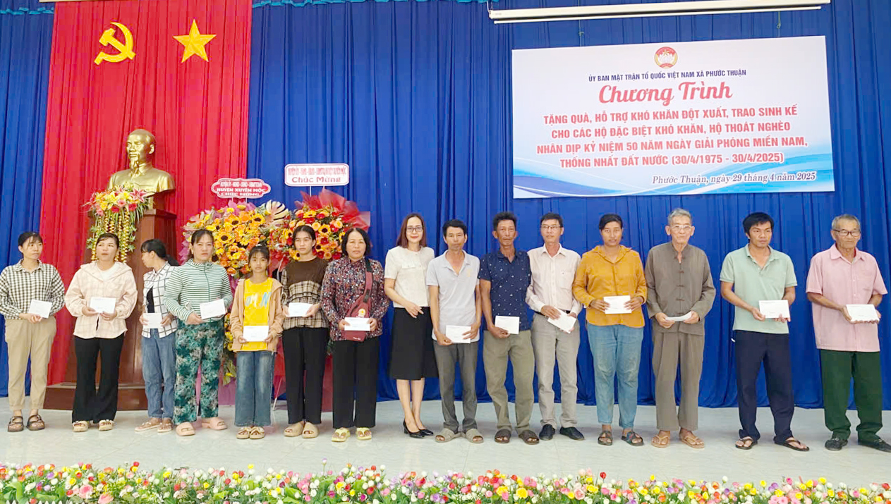 Đại diện MTTQ xã Phước Thuận trao quà hỗ trợ người dân đặc biệt khó khăn, hộ thoát nghèo trên địa bàn.