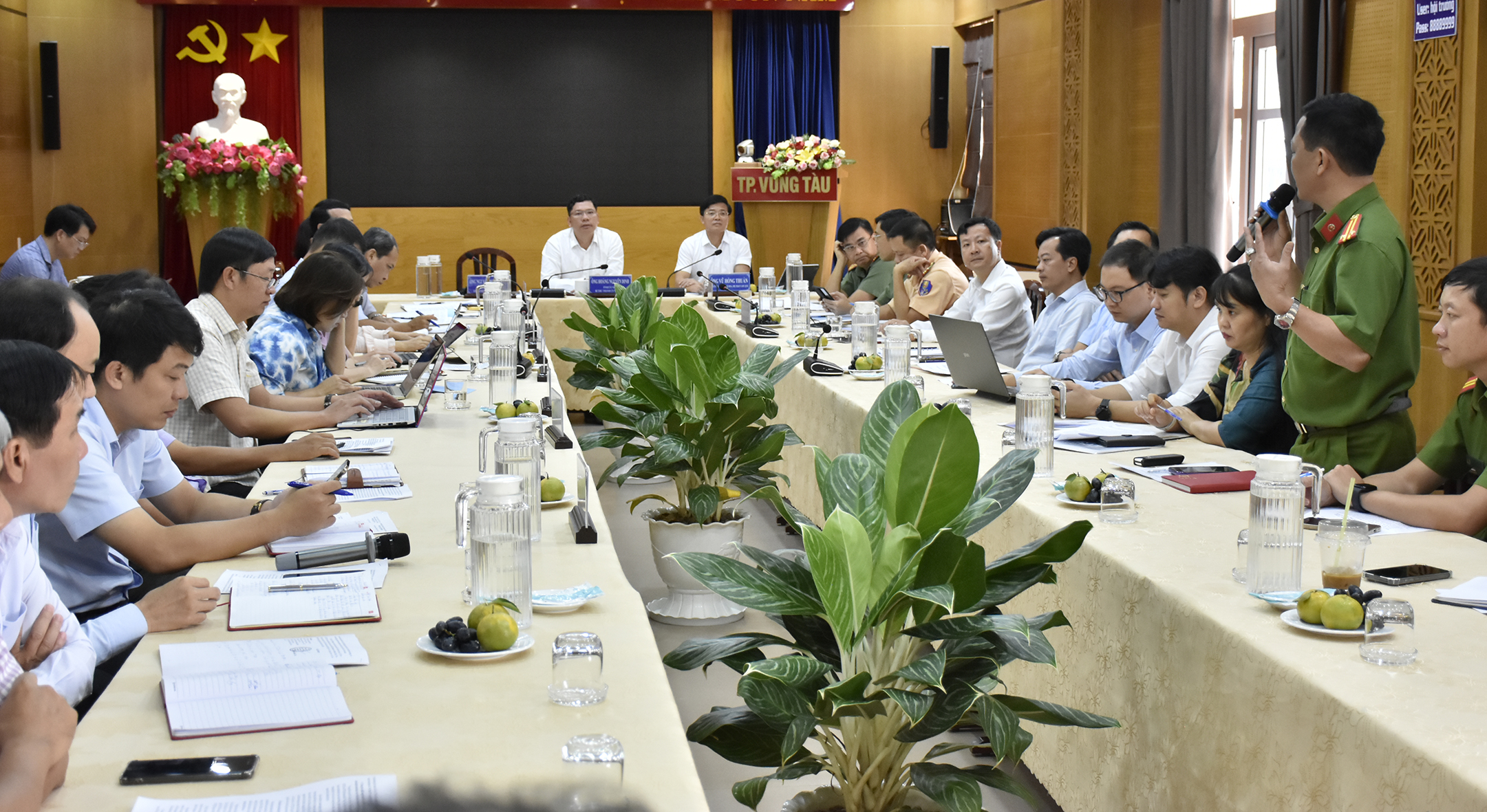 Quang cảnh buổi làm việc.