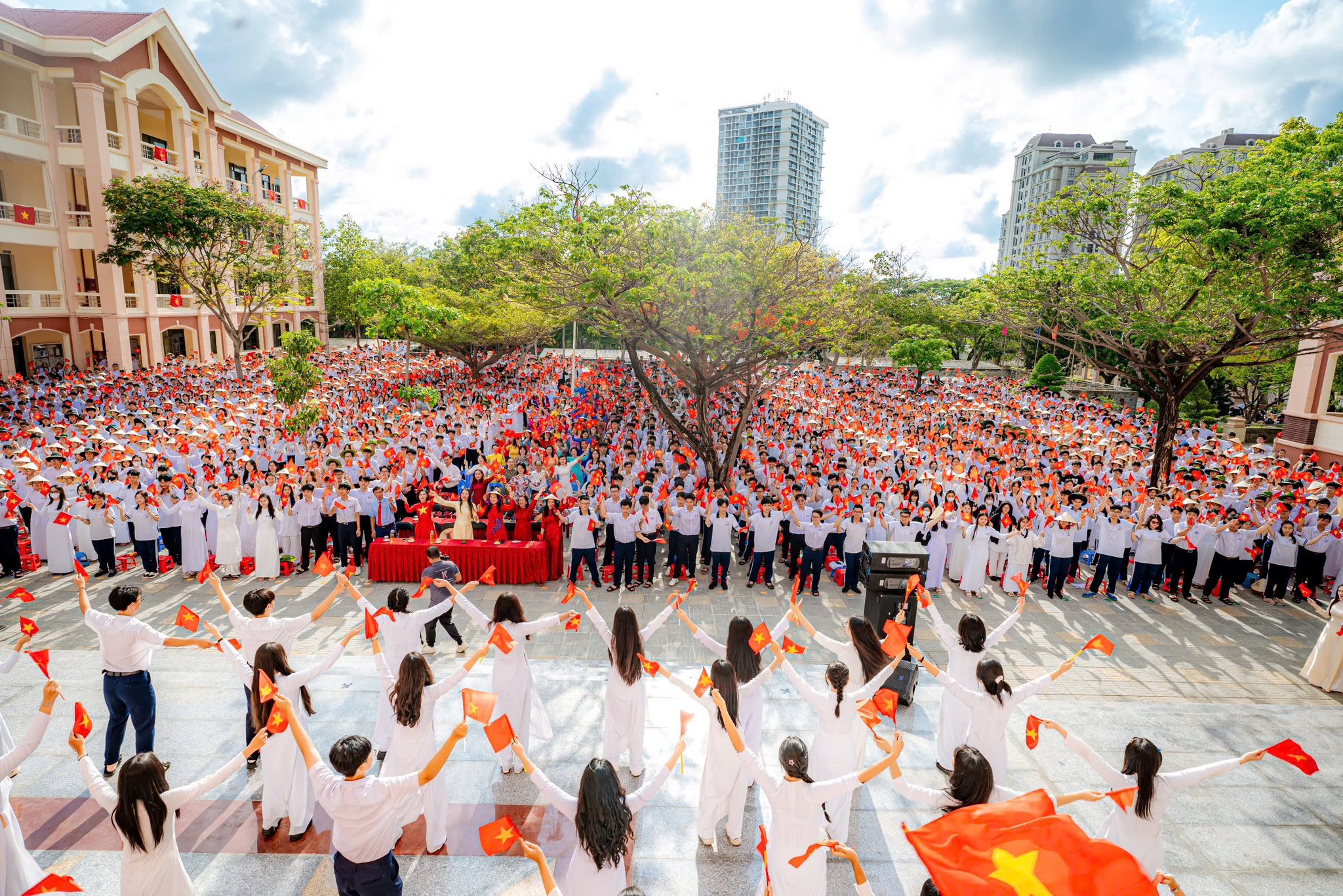 Cờ đỏ sao vàng rợp sân Trường THPT Vũng Tàu.