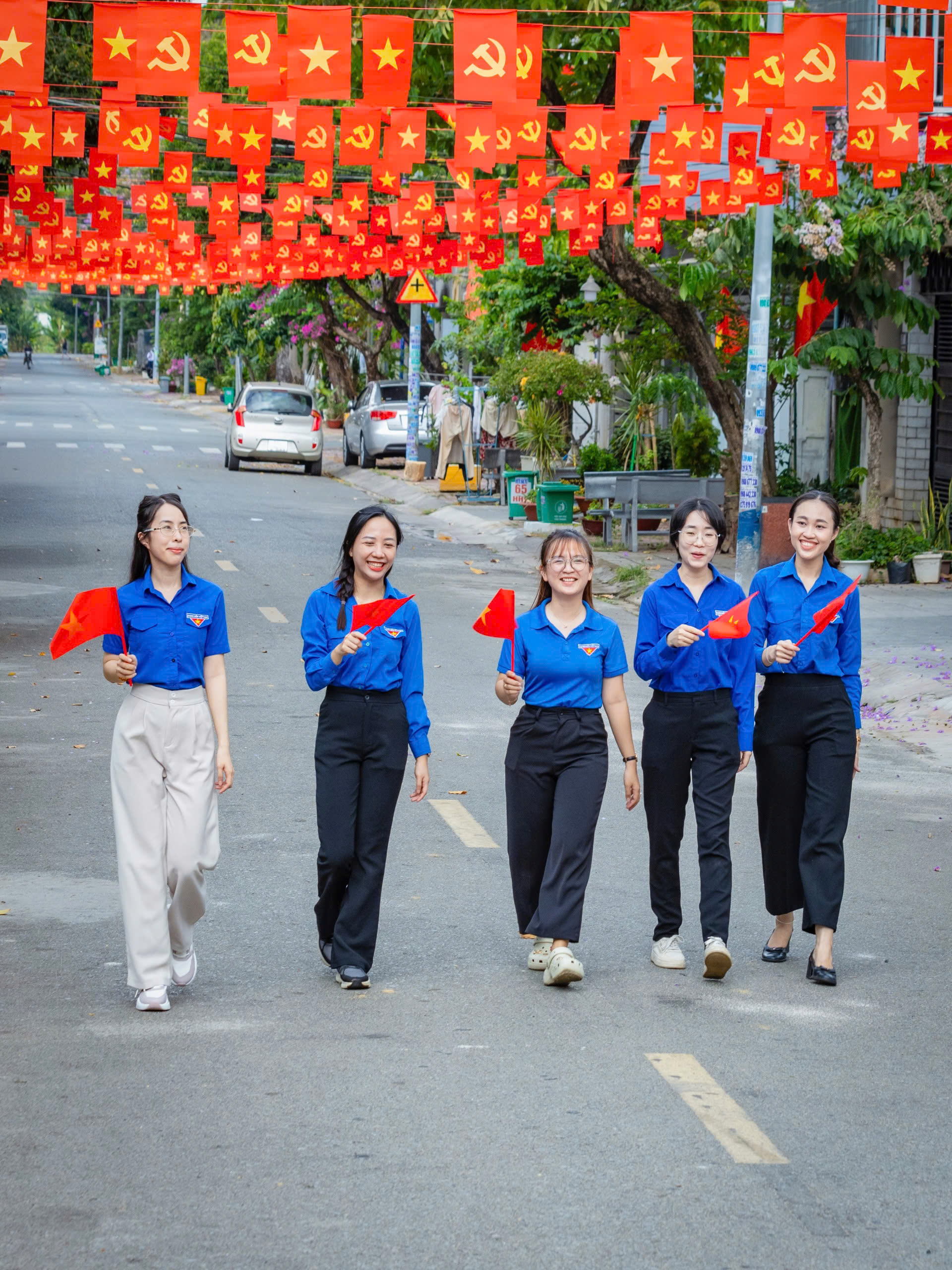 Thế hệ trẻ Bà Rịa-Vũng Tàu bên đường cờ Tổ quốc.