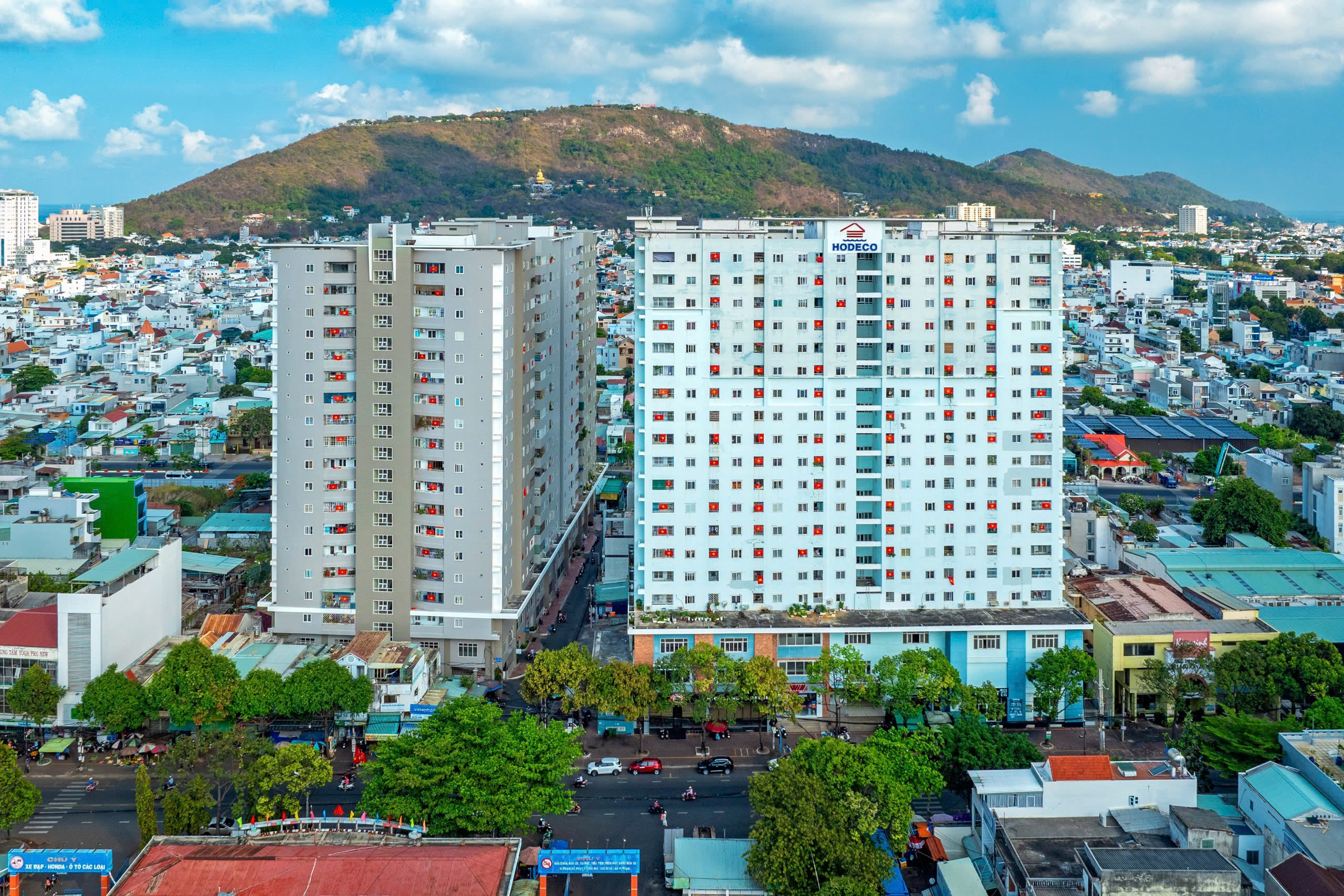 Cư dân chung cư Vũng Tàu Center, TP.Vũng Tàu đồng loạt treo cờ Tổ quốc.