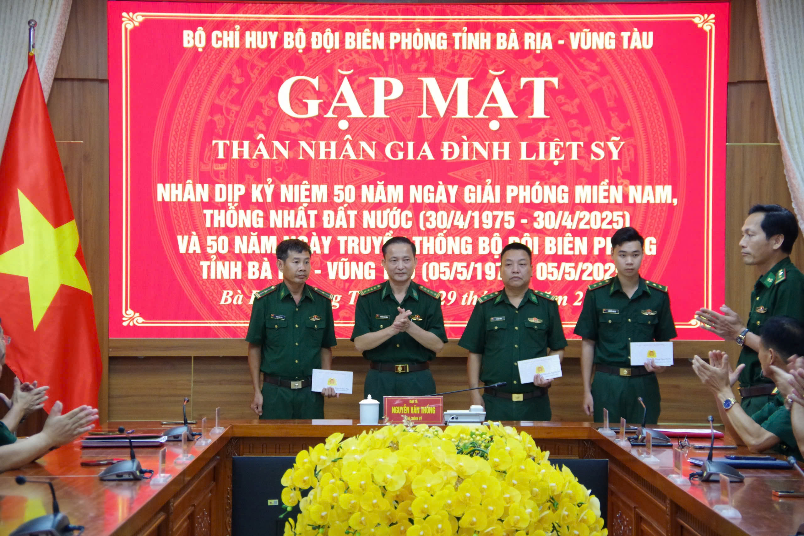 Bộ đội Biên phòng tỉnh gặp mặt, tặng quà cho các cán bộ là thân nhân gia đình liệt sĩ.