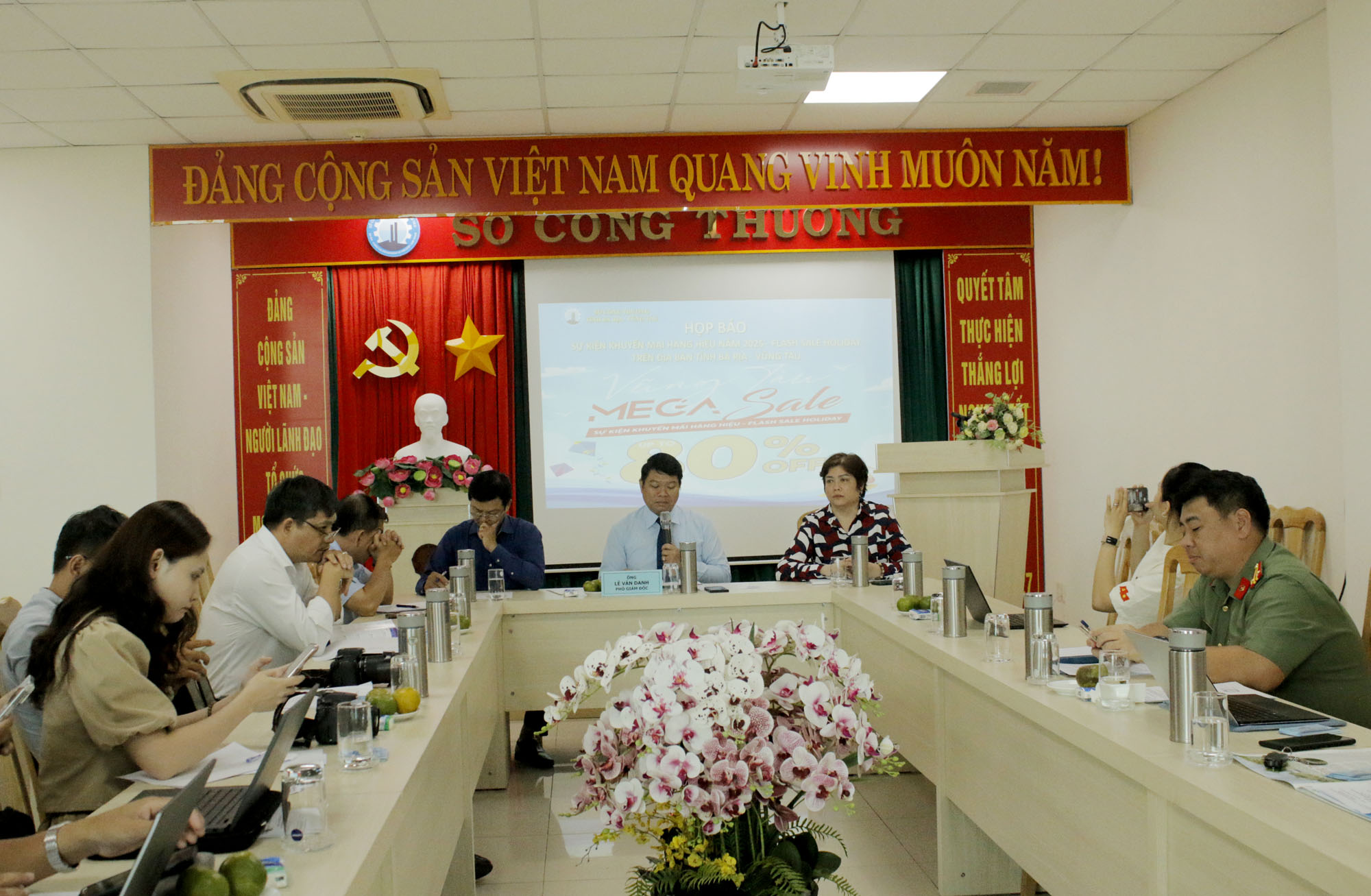Toàn cảnh buổi họp báo.