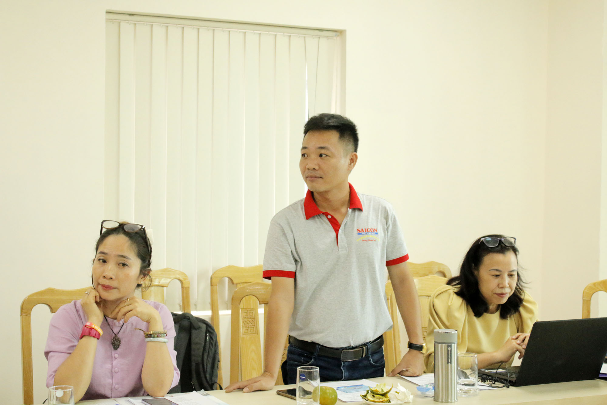 Nhà báo Nguyễn Ngân, báo Sài Gòn Giải phóng đặt câu hỏi liên quan đến chất lượng hàng hóa.